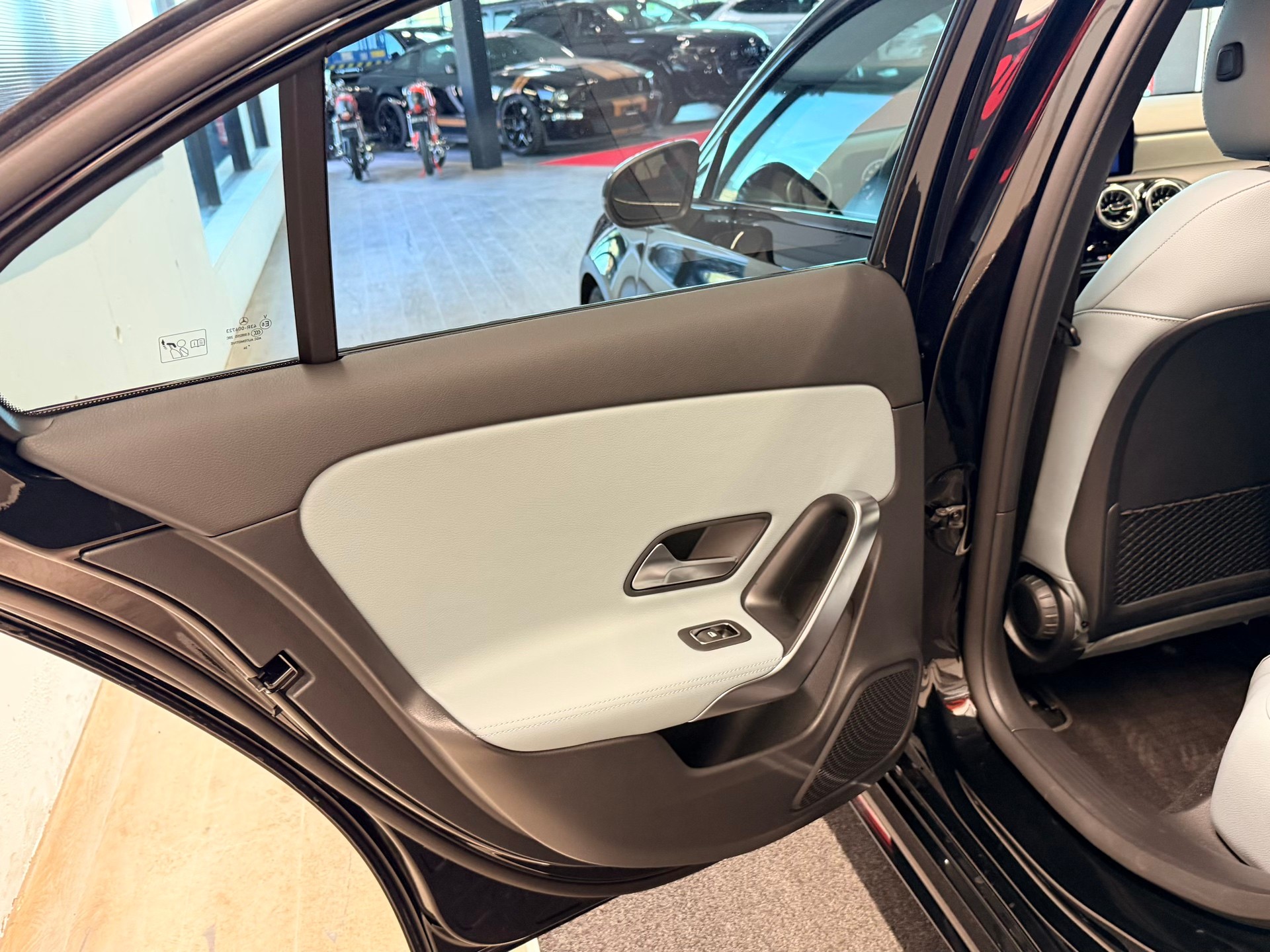 MERCEDES-BENZ A 250 4Matic AMG Line 8G-DCT-image-15