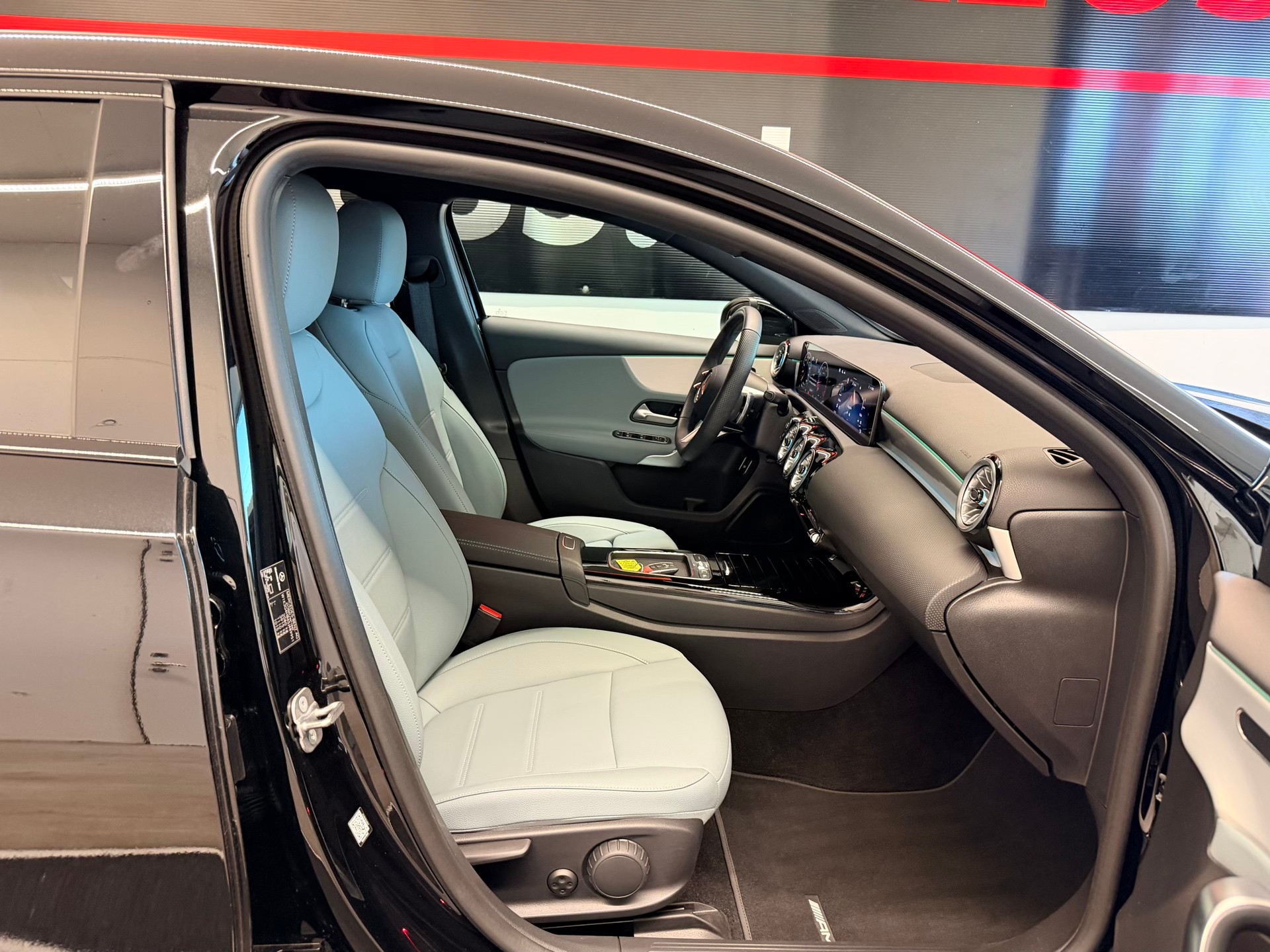 MERCEDES-BENZ A 250 4Matic AMG Line 8G-DCT-image-19