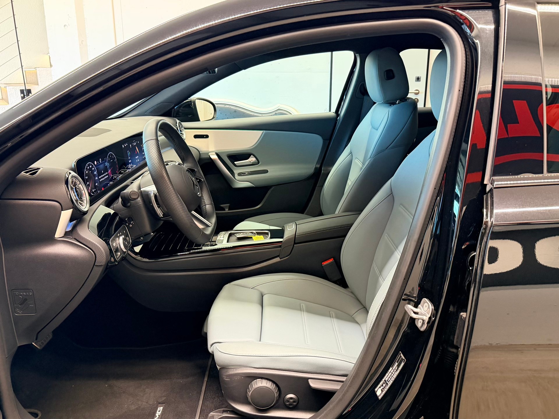 MERCEDES-BENZ A 250 4Matic AMG Line 8G-DCT-image-12