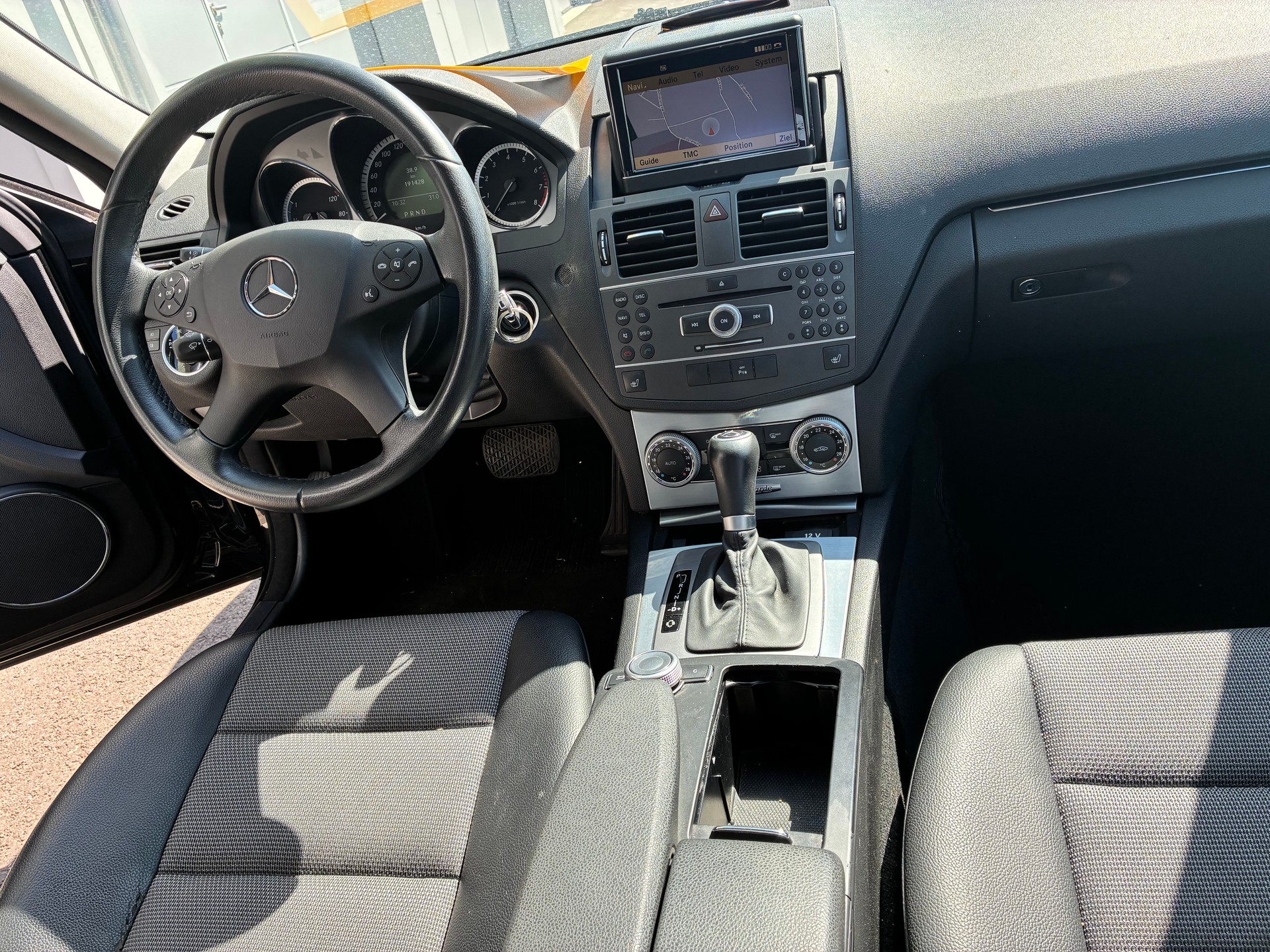 MERCEDES-BENZ C 180 CGI BlueEfficiency Avantgarde Automatic-image-6