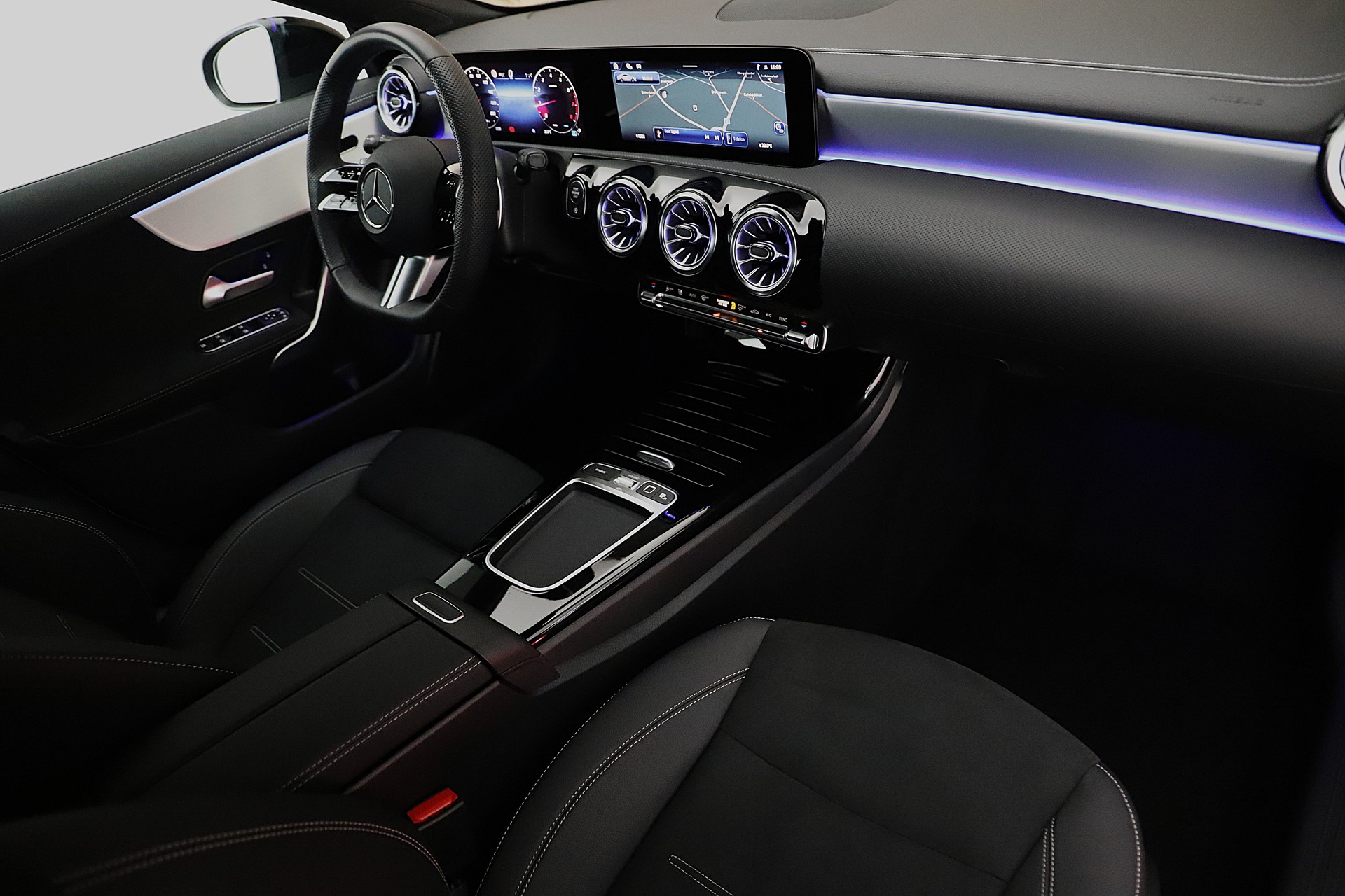 MERCEDES-BENZ CLA 200 d 7G-DCT AMG Line Night Edition-image-6