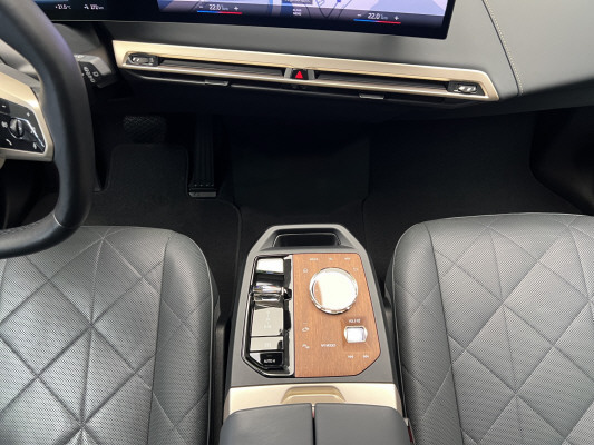 BMW iX xDrive40-image-11