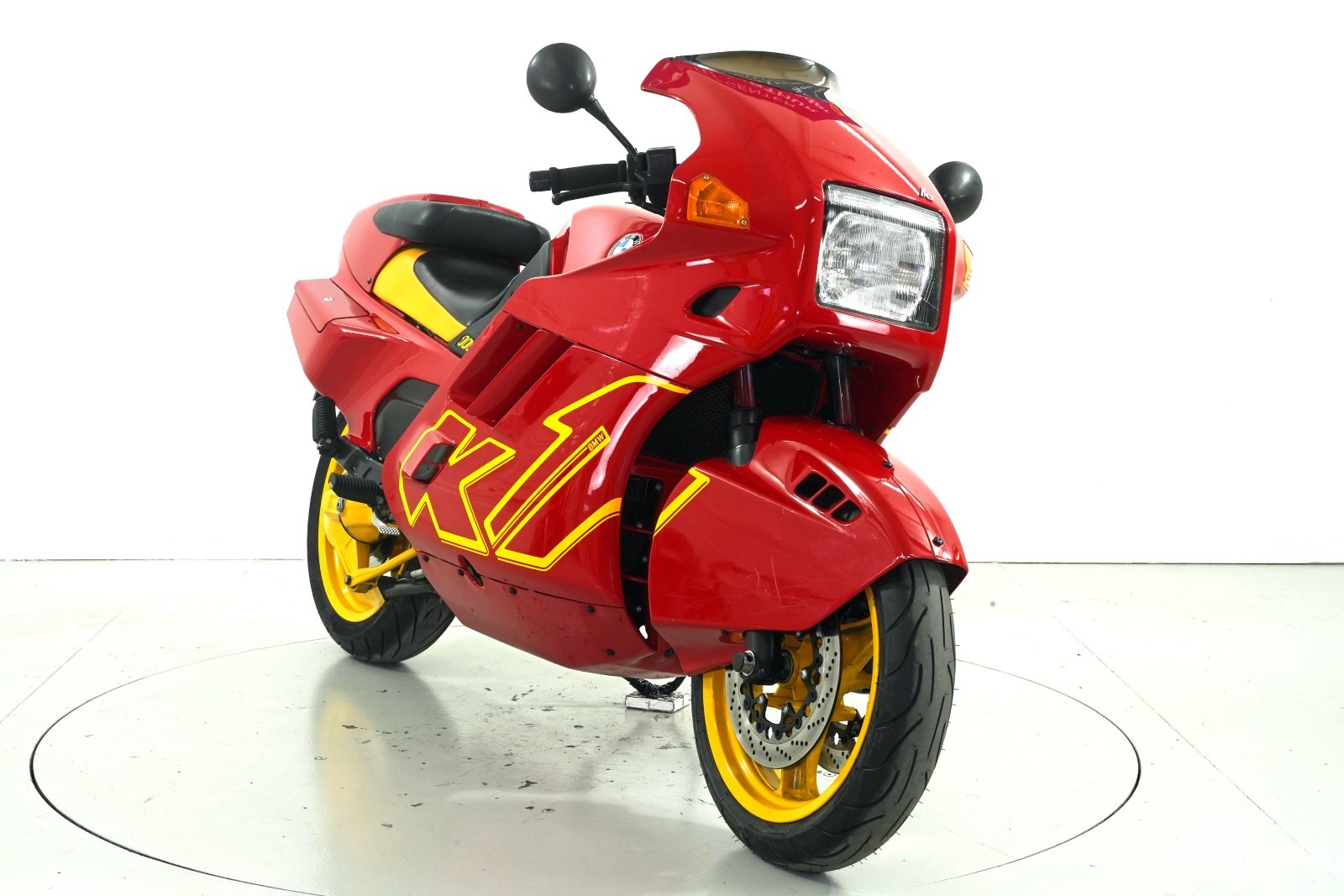 BMW K1-showroom-element-1