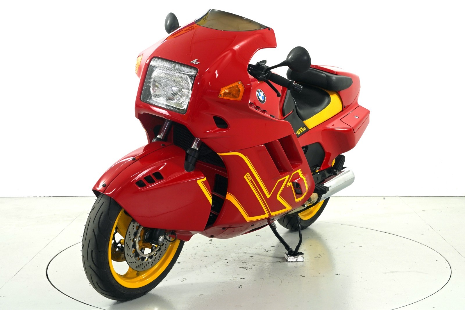 BMW K1-showroom-element-2