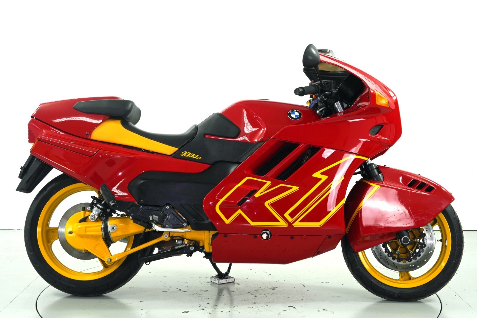 BMW K1-showroom-element-3