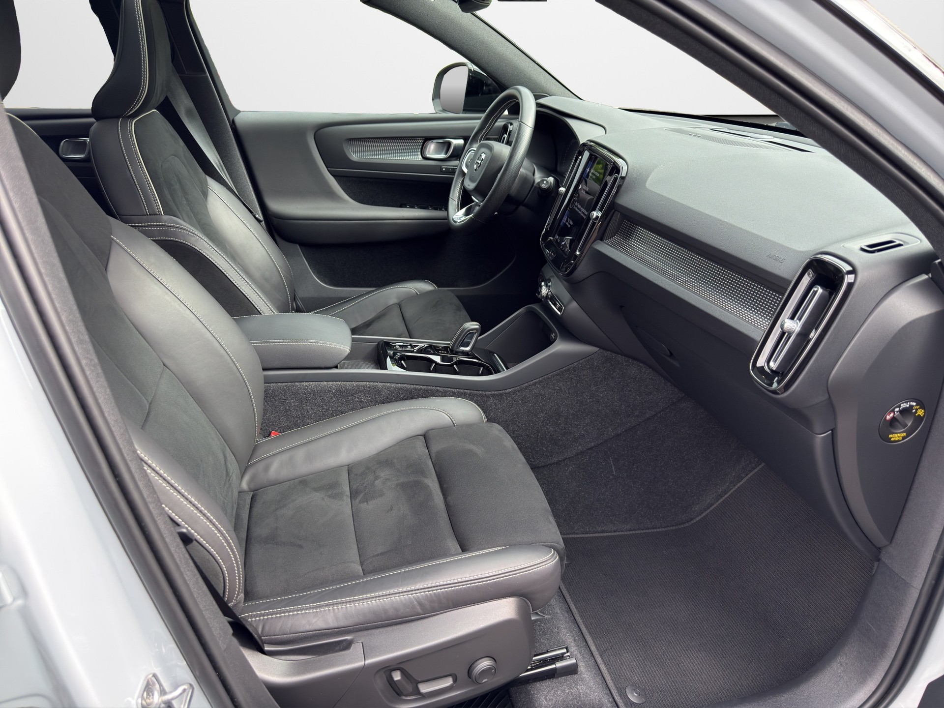 VOLVO XC40 1.5 T5 PiH R-Design-image-8