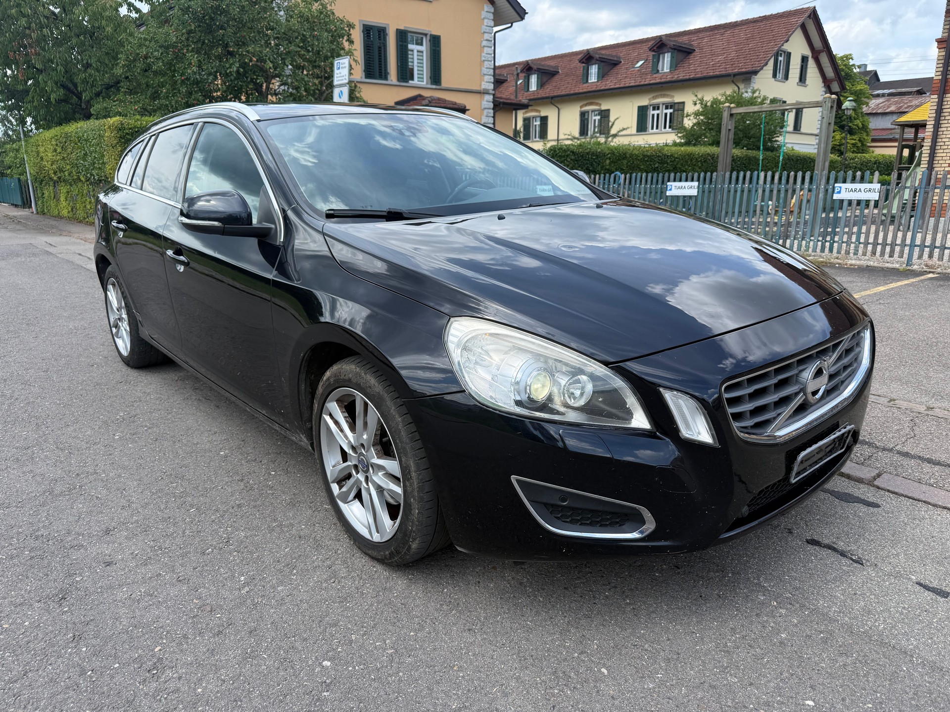 VOLVO V60 D3 Summum Geartronic-image-2