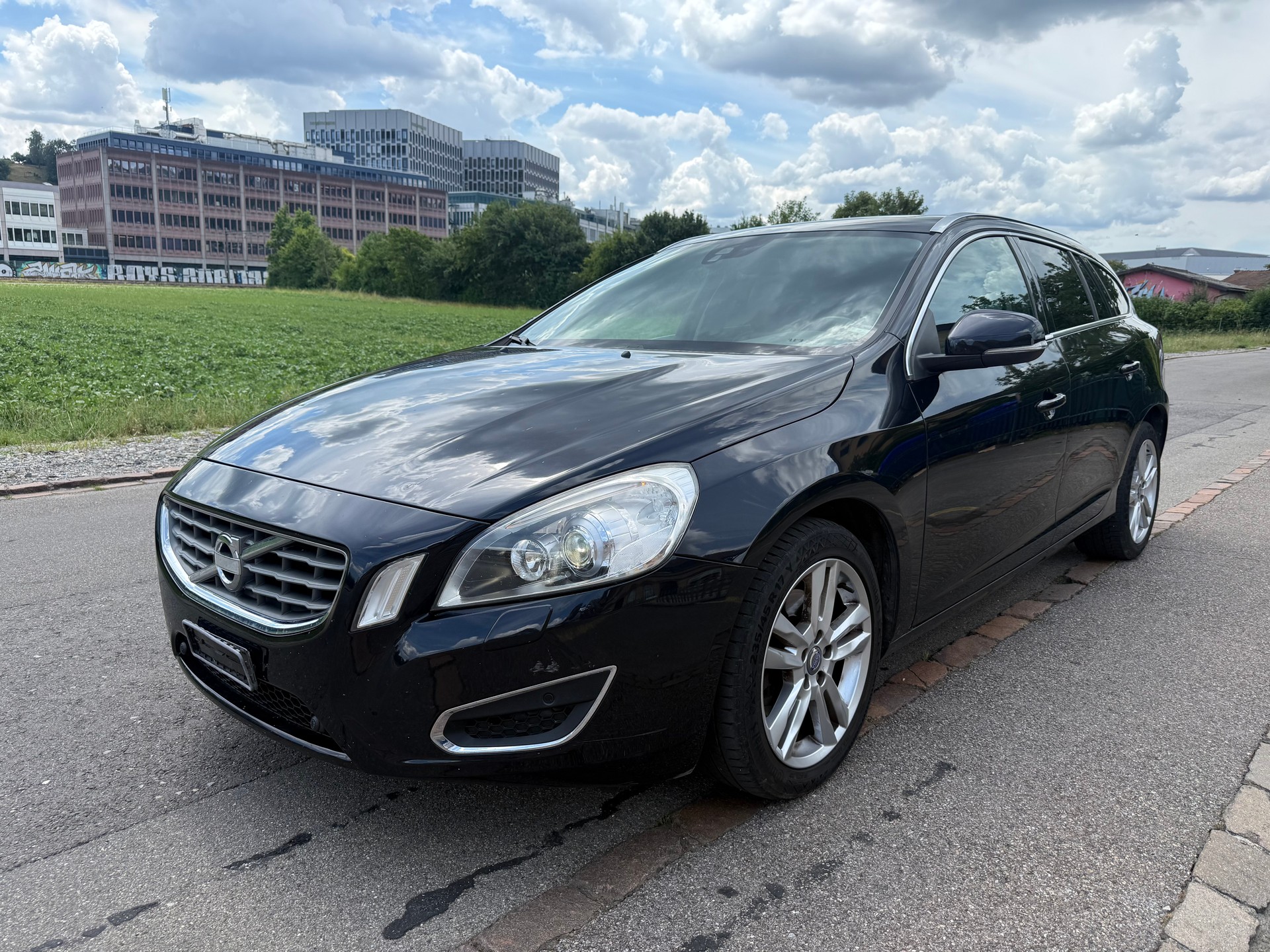 VOLVO V60 D3 Summum Geartronic-image-0