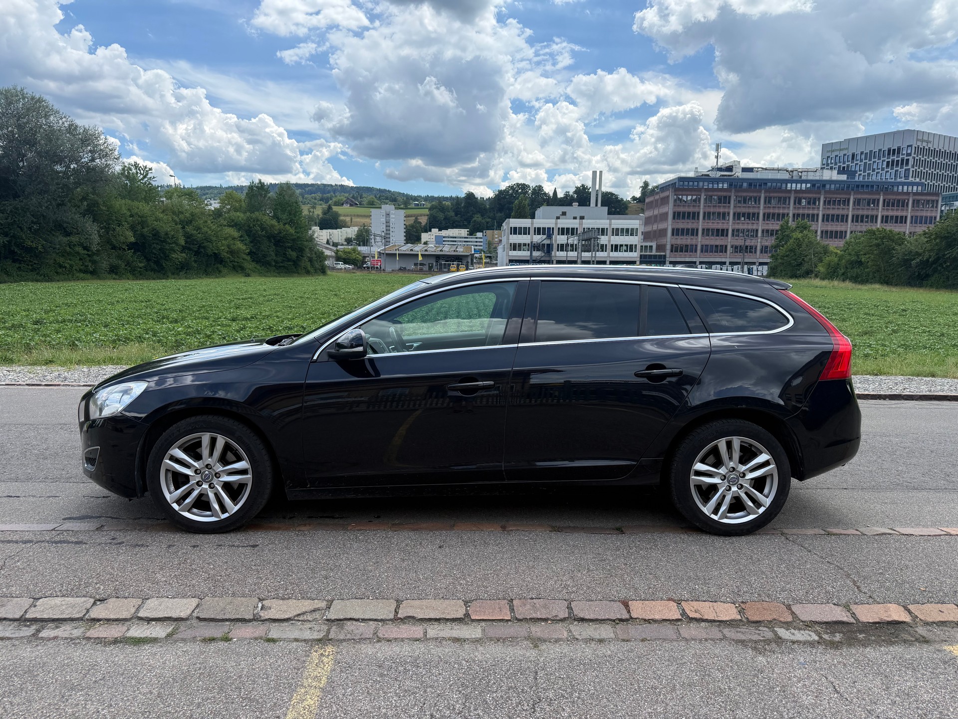 VOLVO V60 D3 Summum Geartronic-image-7