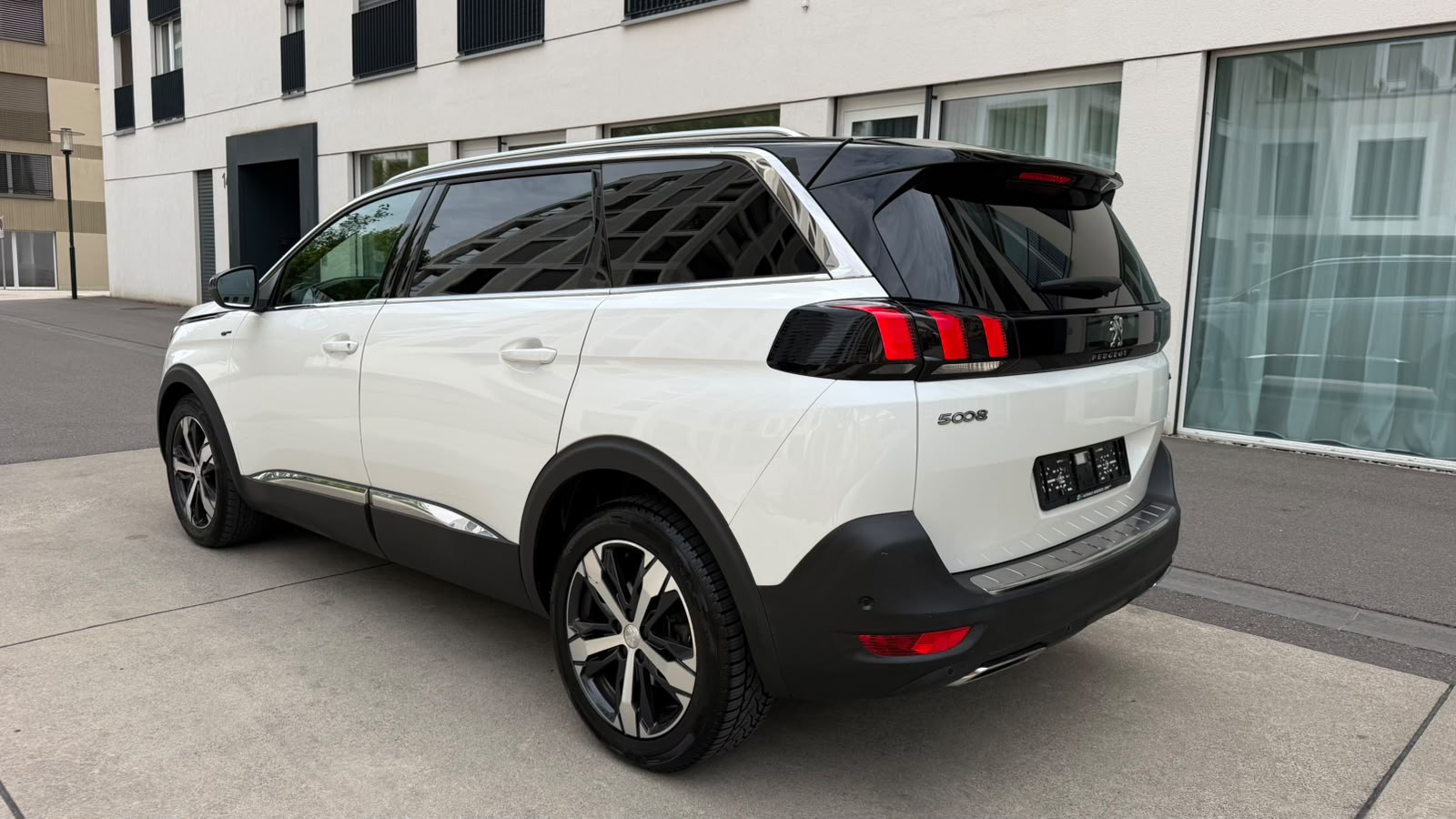 PEUGEOT 5008 2.0 BlueHDi GT EAT-image-2