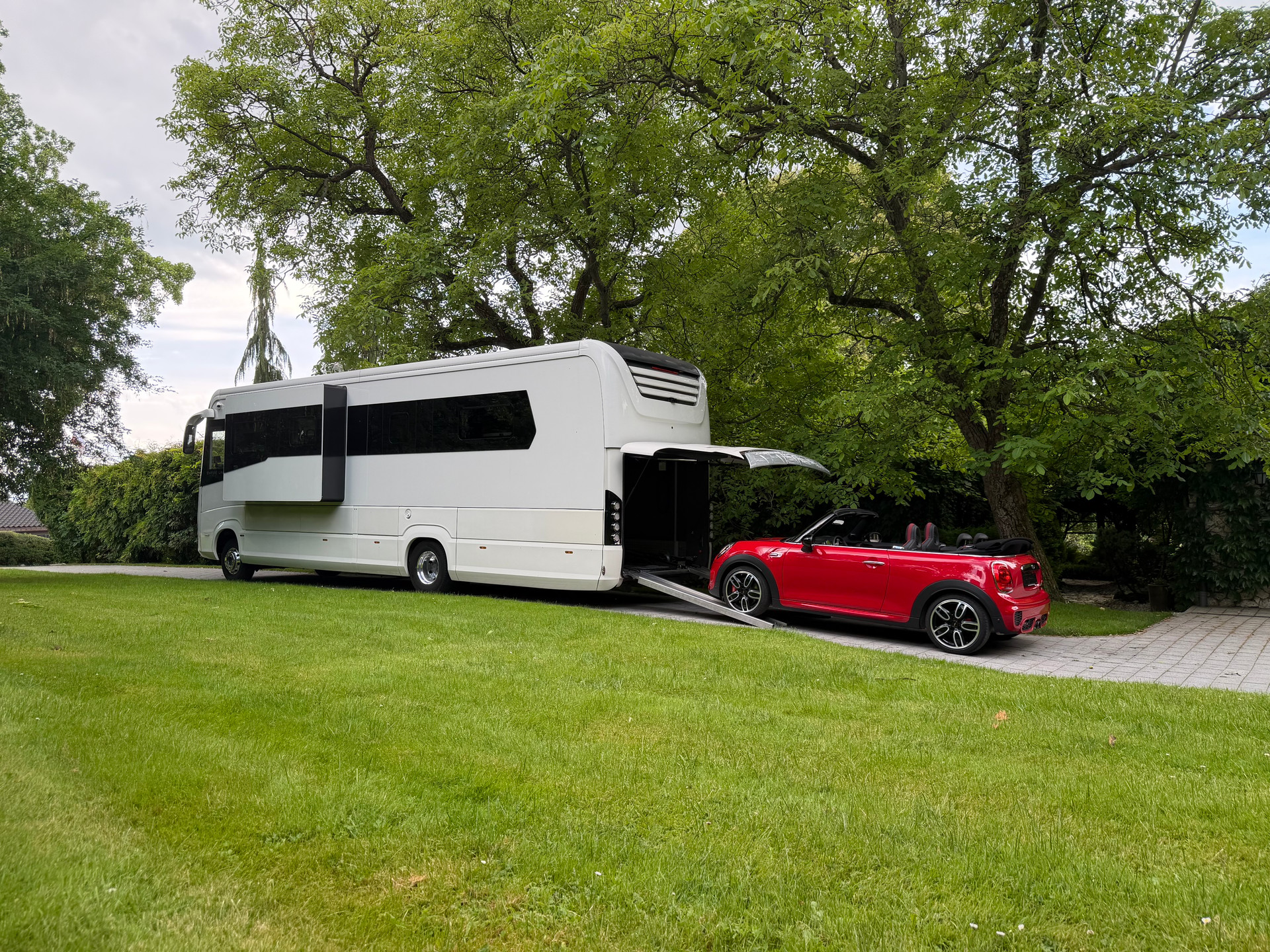 MORELO Mercedes-Benz Morelo Empire Liner 110 GS Mit Mini Cooper JCW Cabrio-image-0