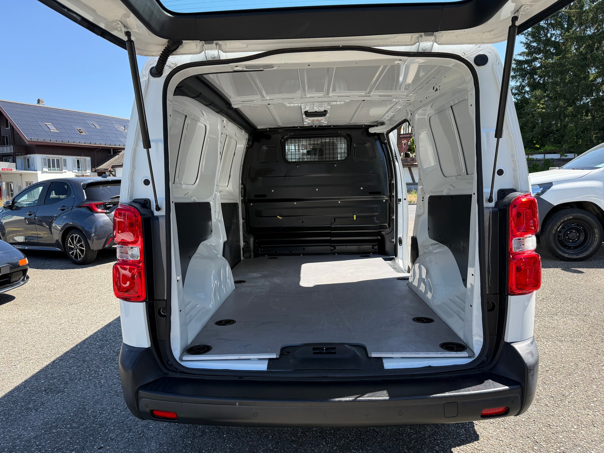 TOYOTA Proace 2.0D Glass Van Long L2 Comfort-image-13