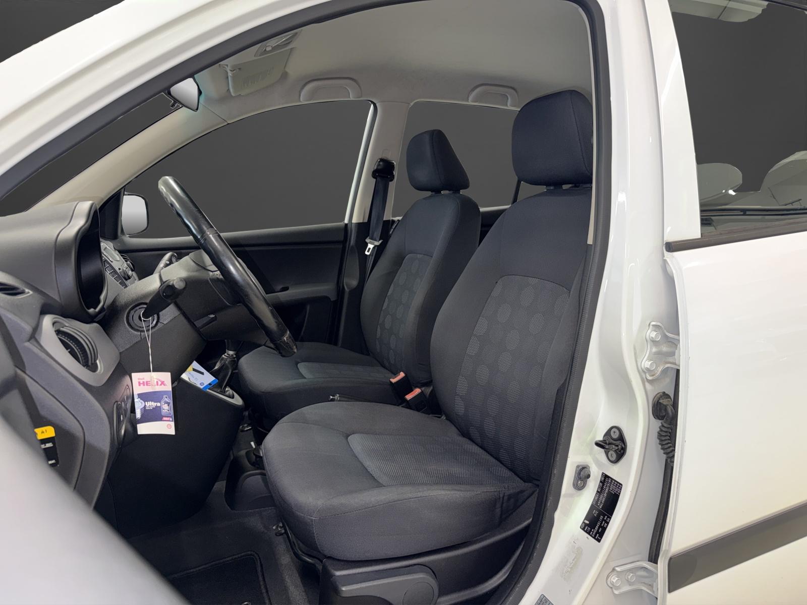 HYUNDAI i10 1.1 Style-image-6