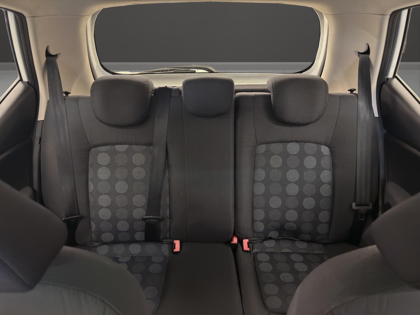 HYUNDAI i10 1.1 Style-image-9