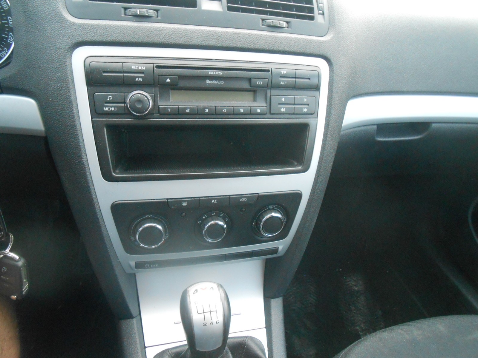 SKODA Octavia Combi 1.8 TSI Adventure 4x4-image-13