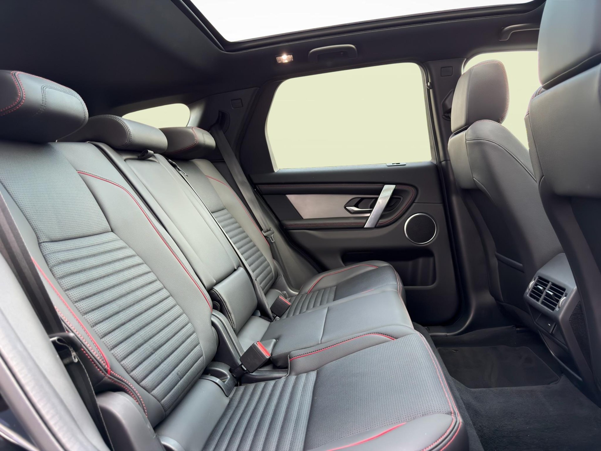 LAND ROVER Discovery Sport 1.5 T 300e R-Dynamic S-image-15