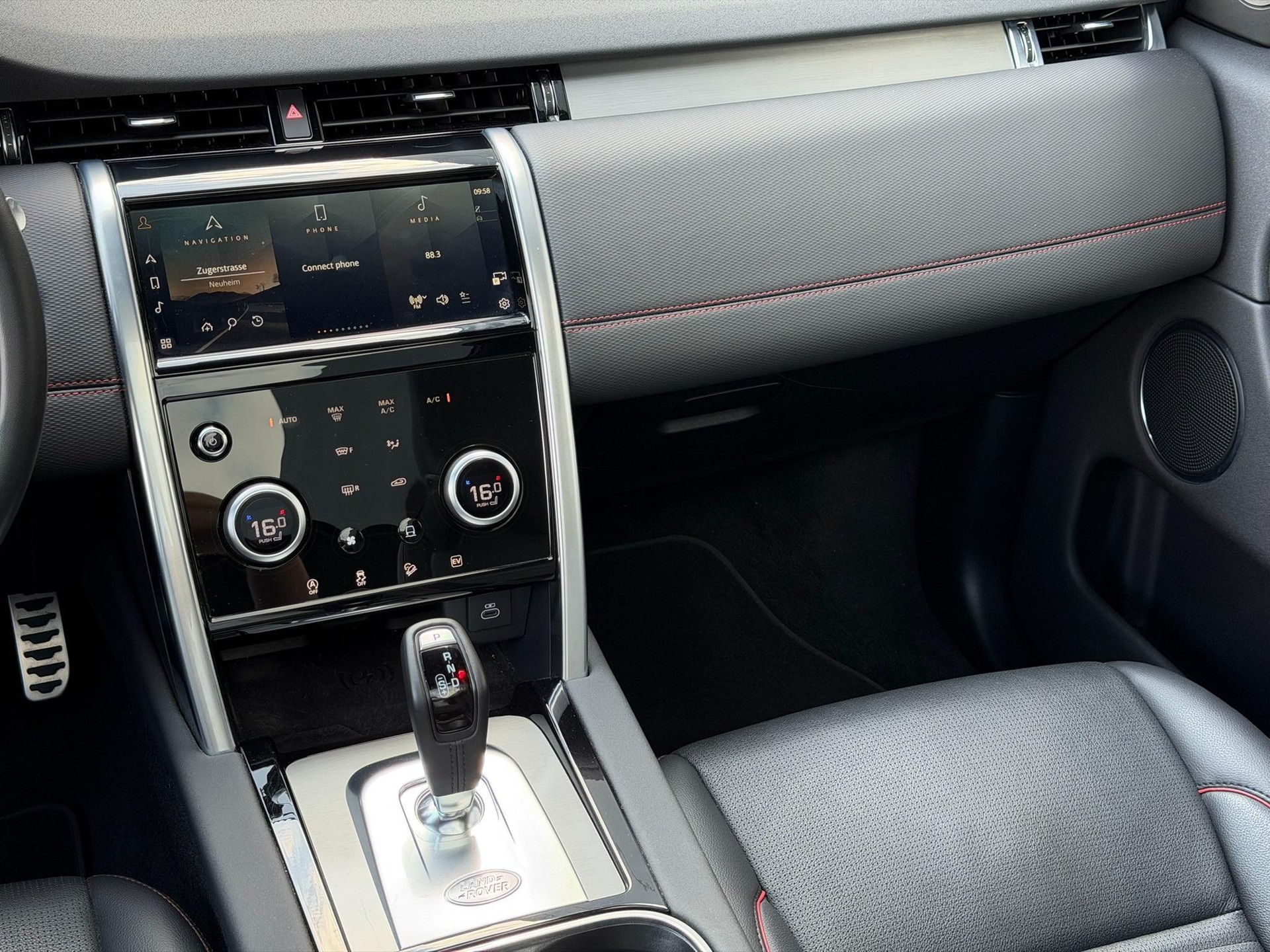 LAND ROVER Discovery Sport 1.5 T 300e R-Dynamic S-image-11