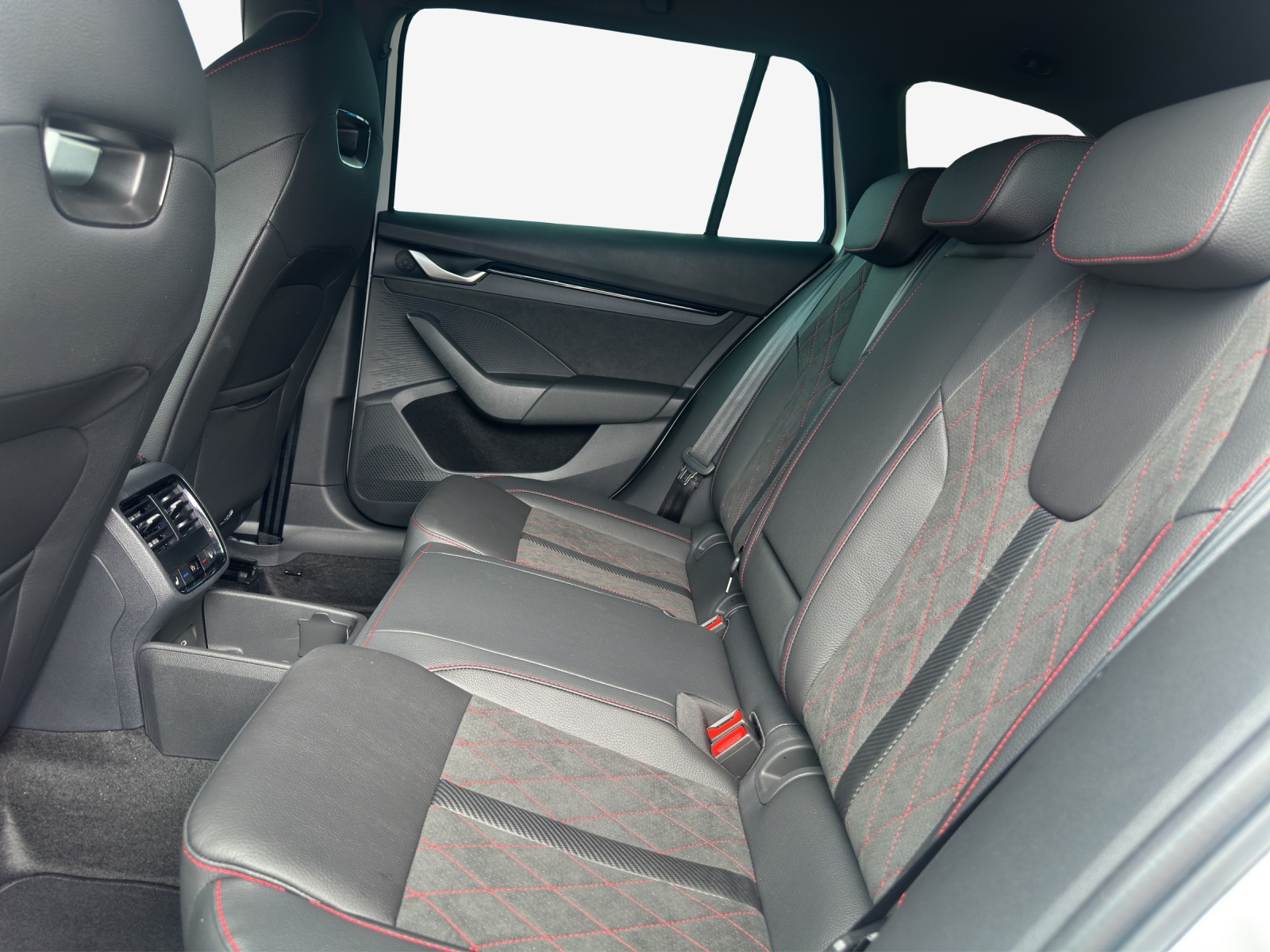 SKODA Octavia RS 30 Years Edition 2.0 TSI 265PS 7DSG-image-11