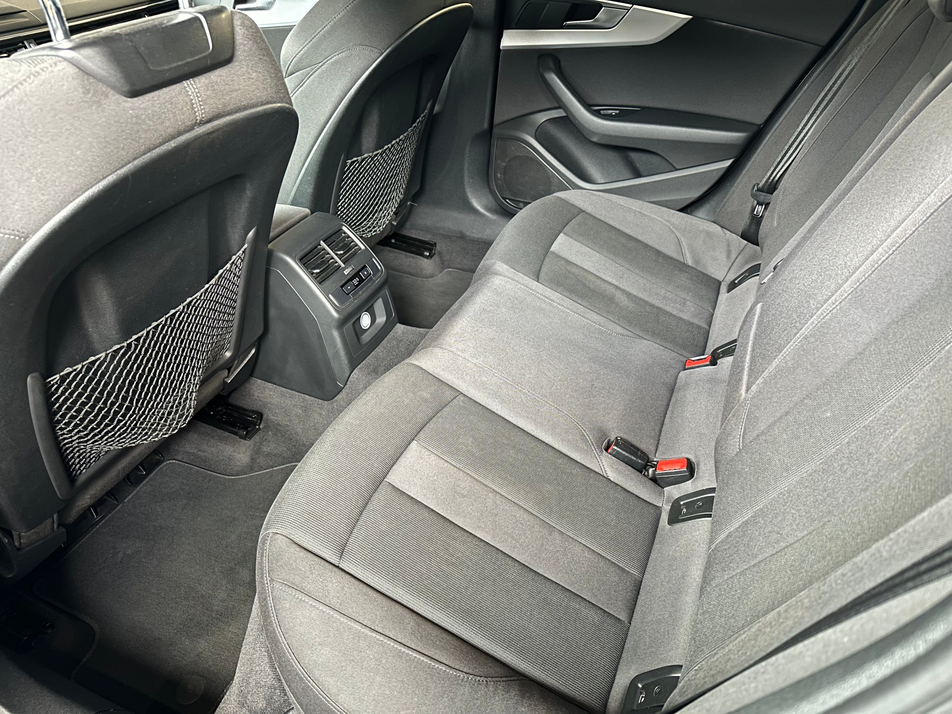 AUDI A4 Avant 2.0 TDI S-tronic-image-11