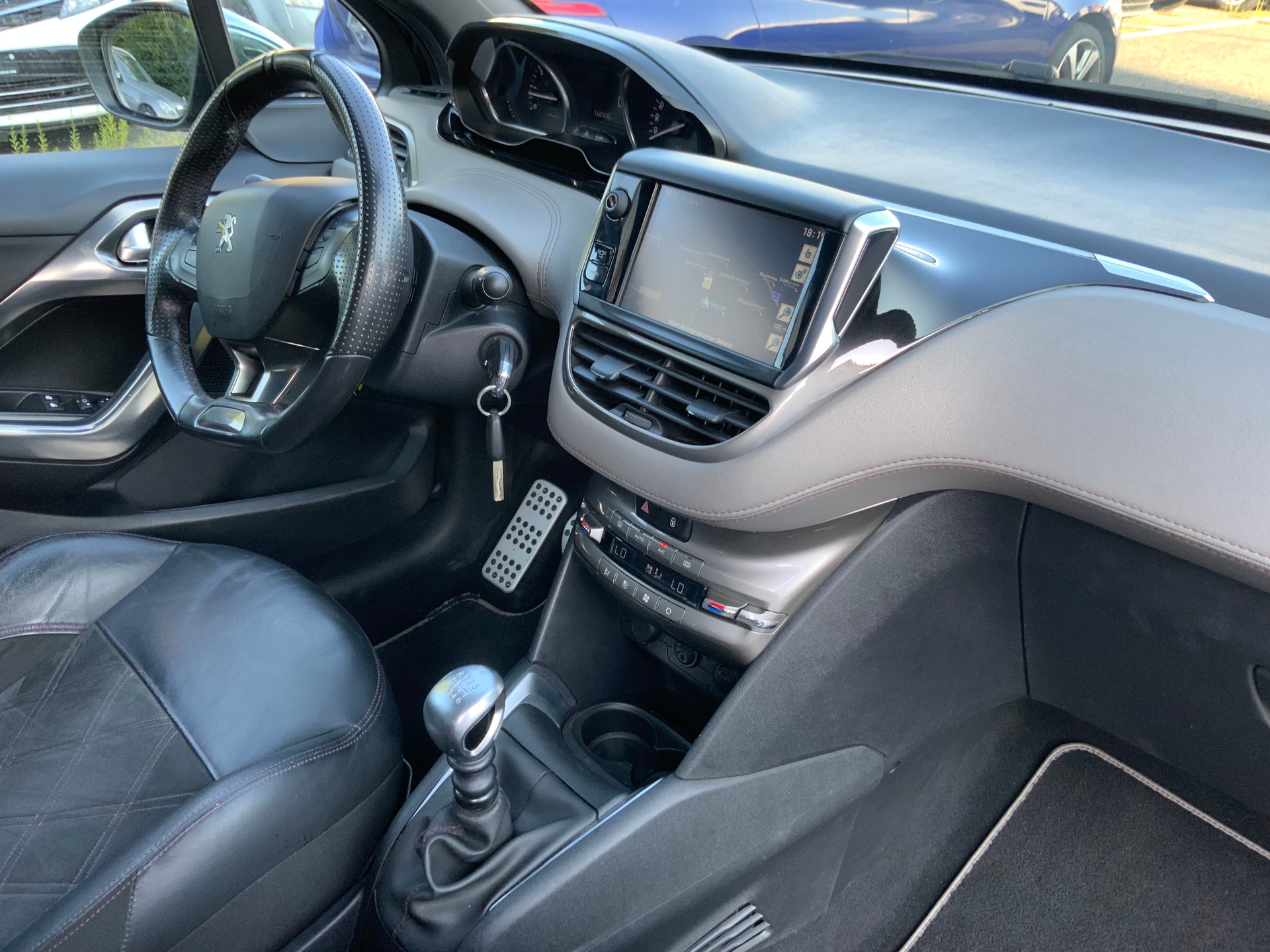 PEUGEOT 208 1.6 Turbo XY-image-10
