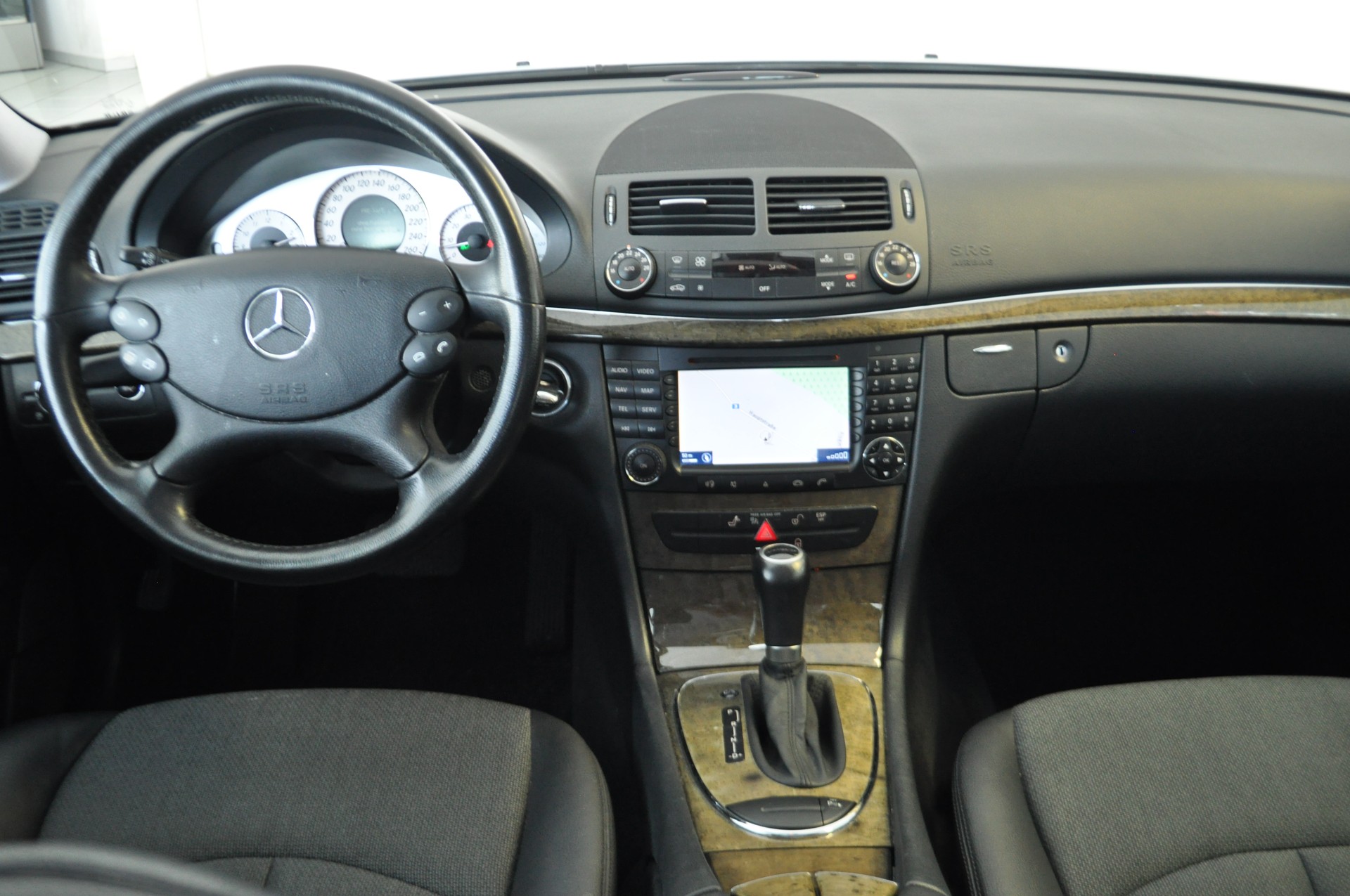 MERCEDES-BENZ E 280 Avantgarde 4Matic Automatic-image-10