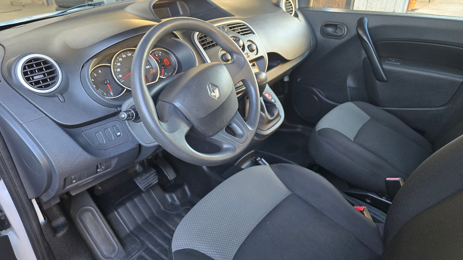 RENAULT Kangoo Medium TCe 115 Business Automat-image-6