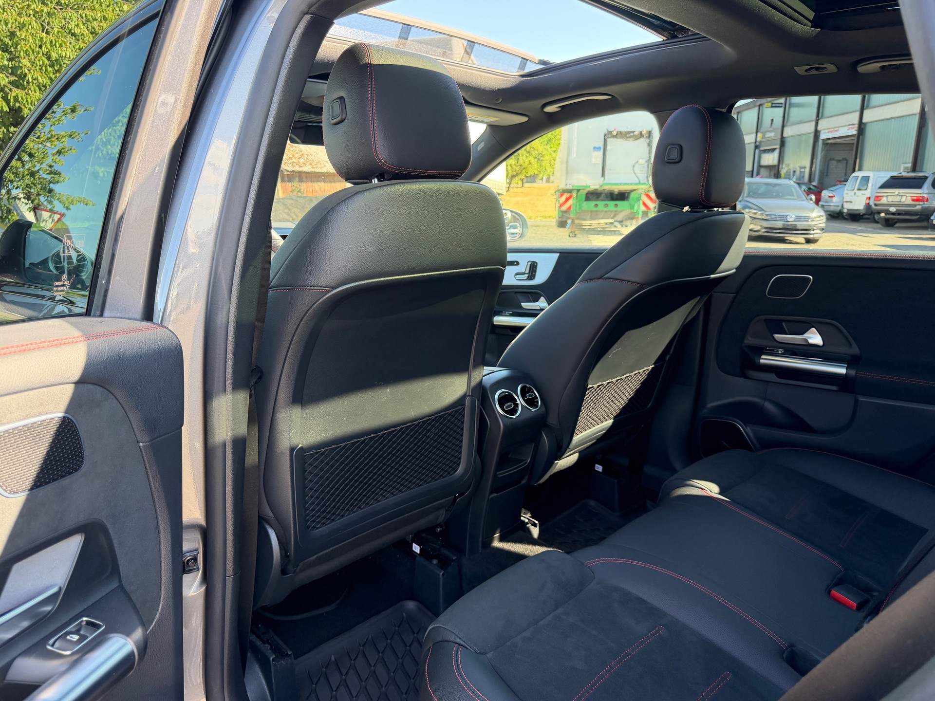 MERCEDES-BENZ B 220 4Matic AMG Line 7G-DCT-image-9