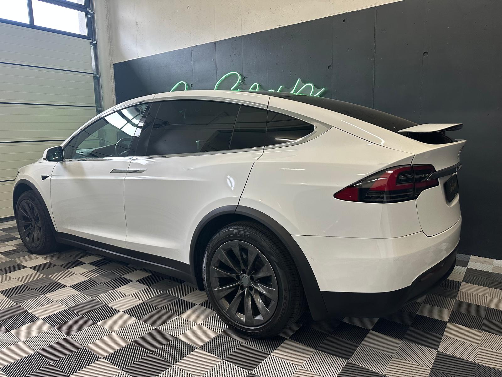 TESLA Model X Maximale-Reichweite-showroom-element-3