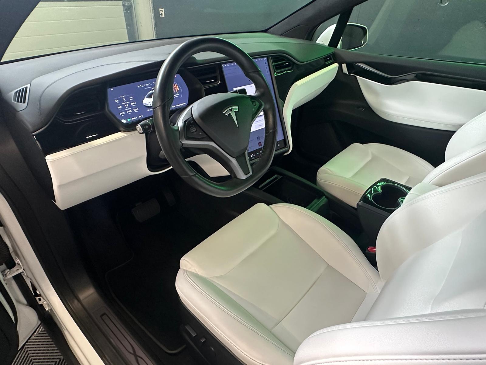 TESLA Model X Maximale-Reichweite-showroom-element-1