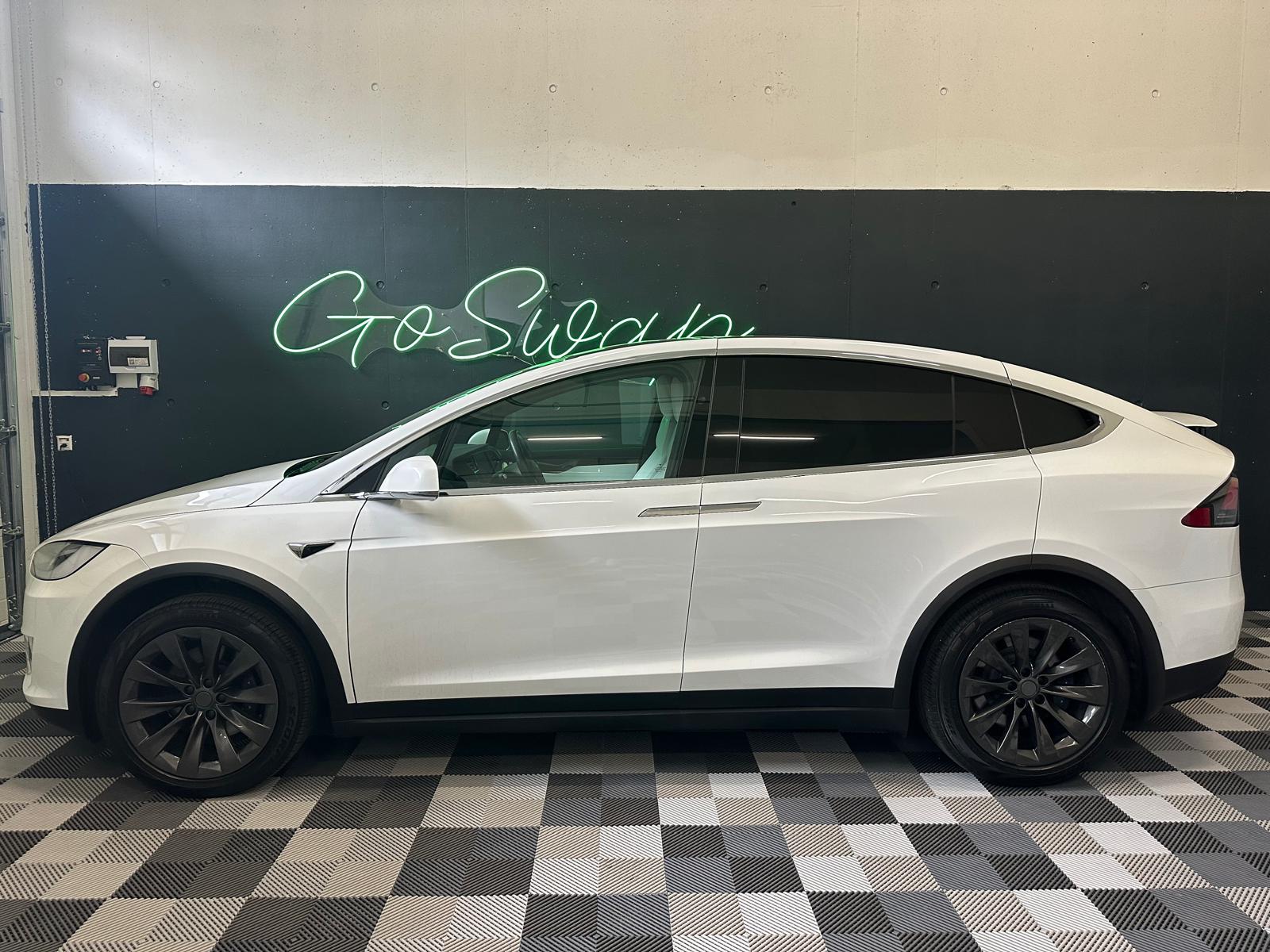 TESLA Model X Maximale-Reichweite-showroom-element-2