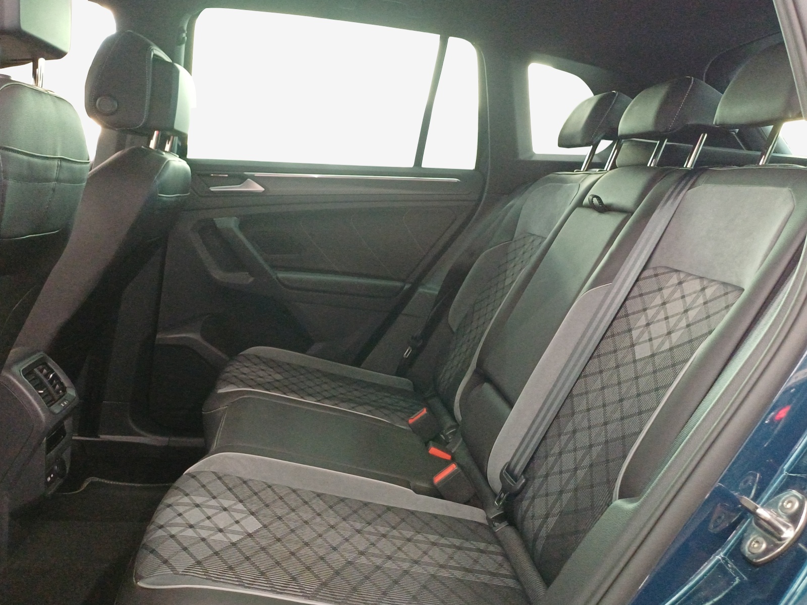 VW Tiguan 2.0 TDI SCR R-Line 4Motion DSG-image-11
