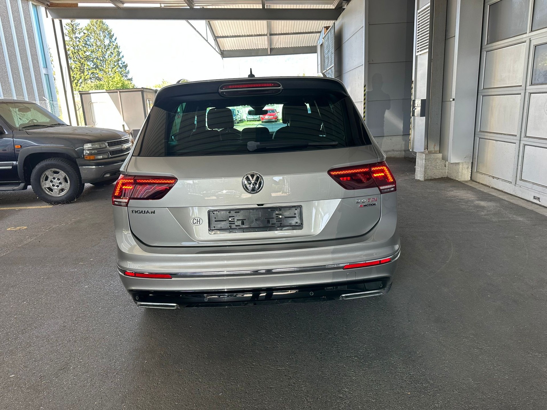 VW Tiguan 2.0 TDI R-Line 4Motion DSG-image-2