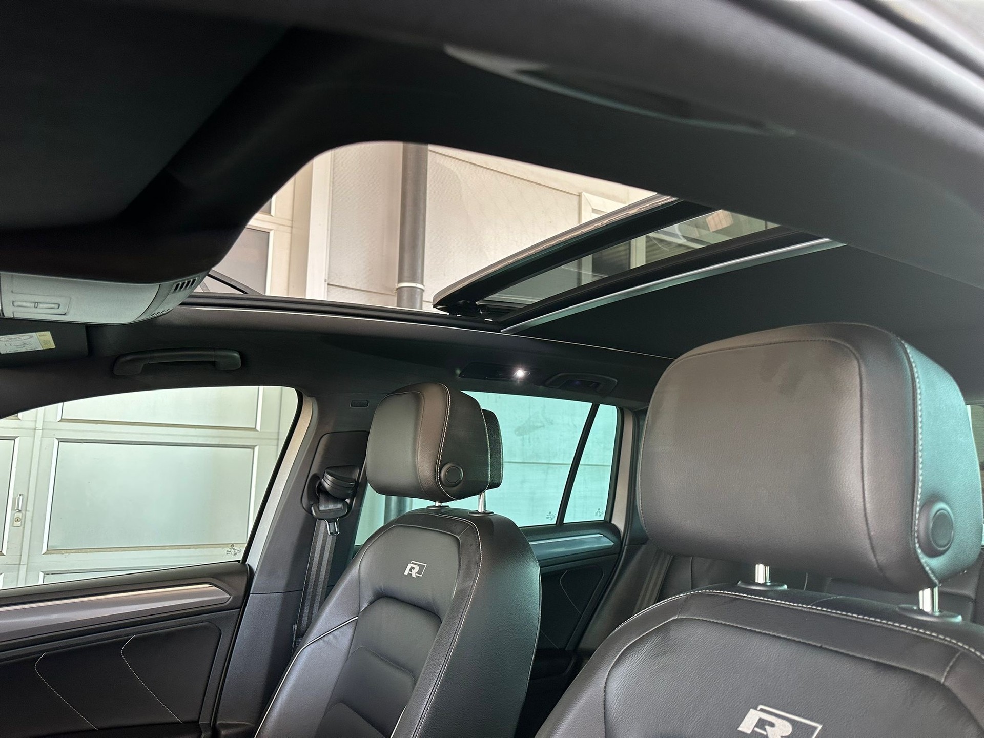 VW Tiguan 2.0 TDI R-Line 4Motion DSG-image-11