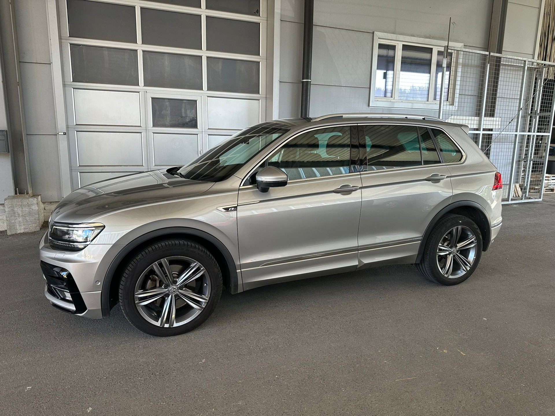VW Tiguan 2.0 TDI R-Line 4Motion DSG-image-1