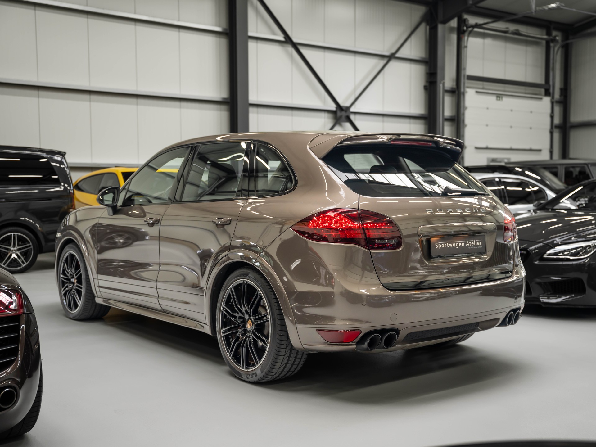PORSCHE Cayenne GTS-showroom-element-1