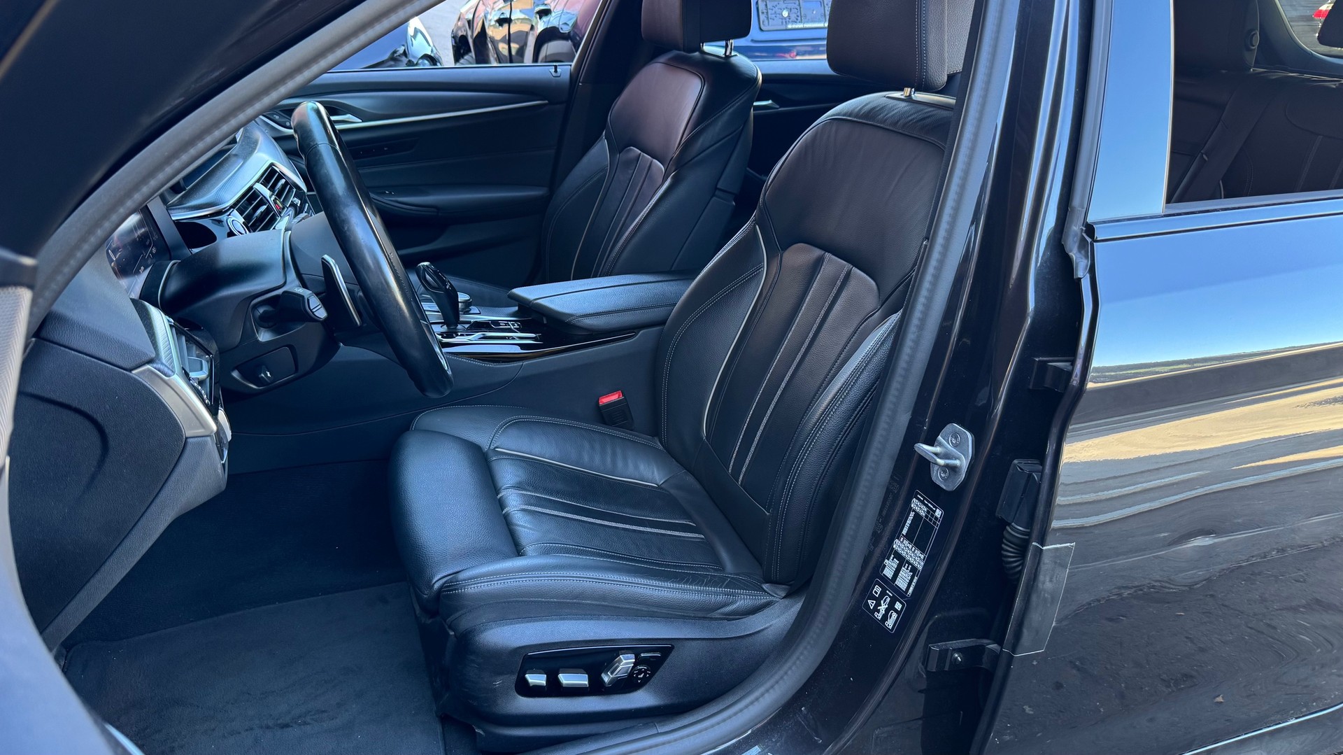 BMW 520d xDrive 48V Touring M Sport Steptronic-image-13