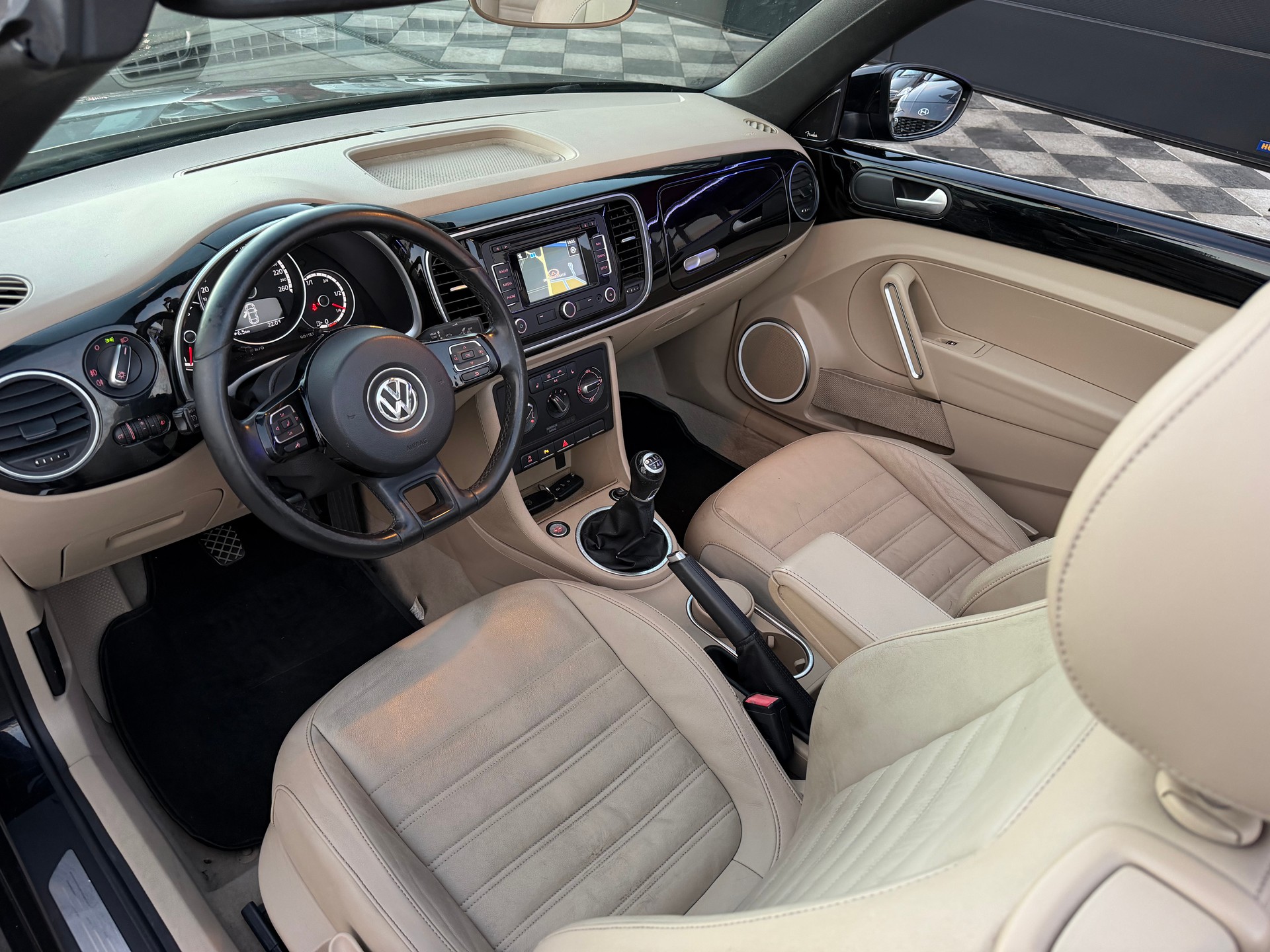 VW Beetle Cabrio 1.2 TSI BMT Design-image-11