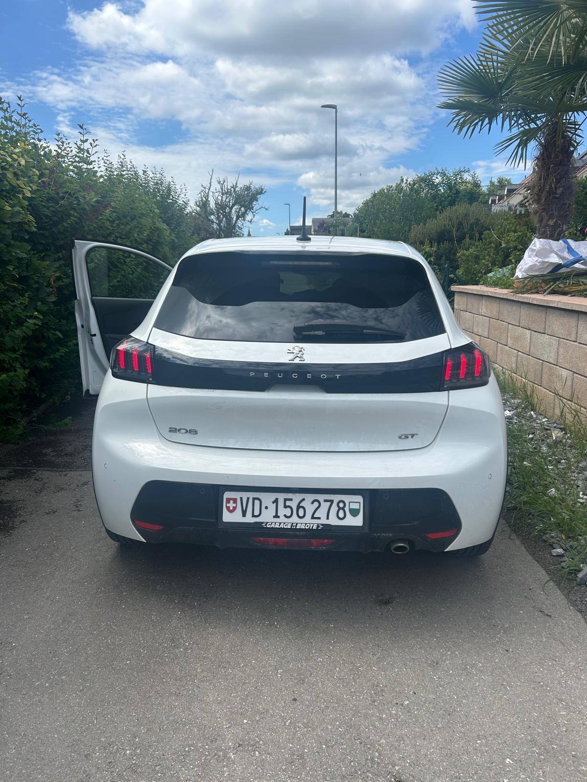 PEUGEOT 1.2 PureTech 100 GT Line-image-1