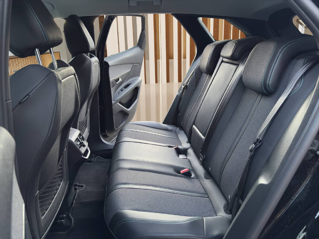 PEUGEOT 3008 1.2 PureTech Allure Pack-image-12