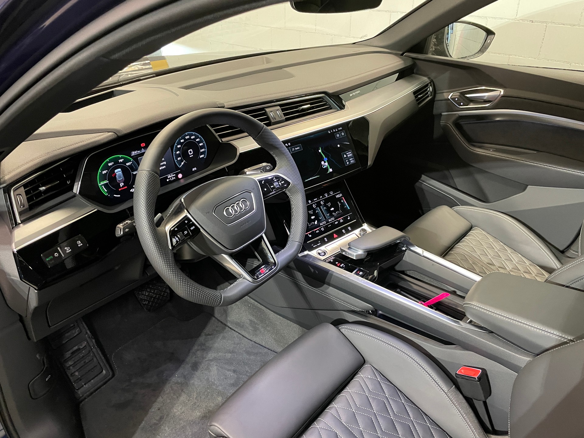 AUDI e-tron 55 S Line quattro-image-6