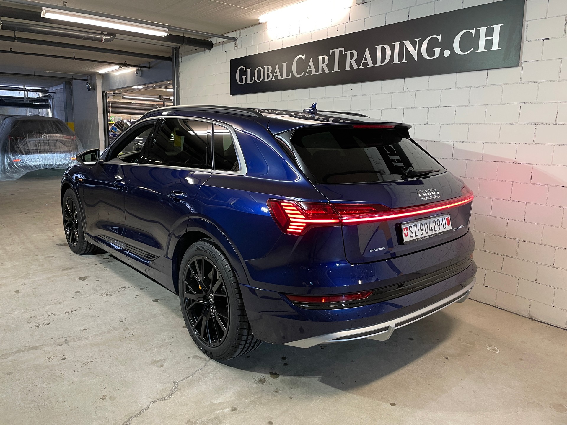 AUDI e-tron 55 S Line quattro-image-3