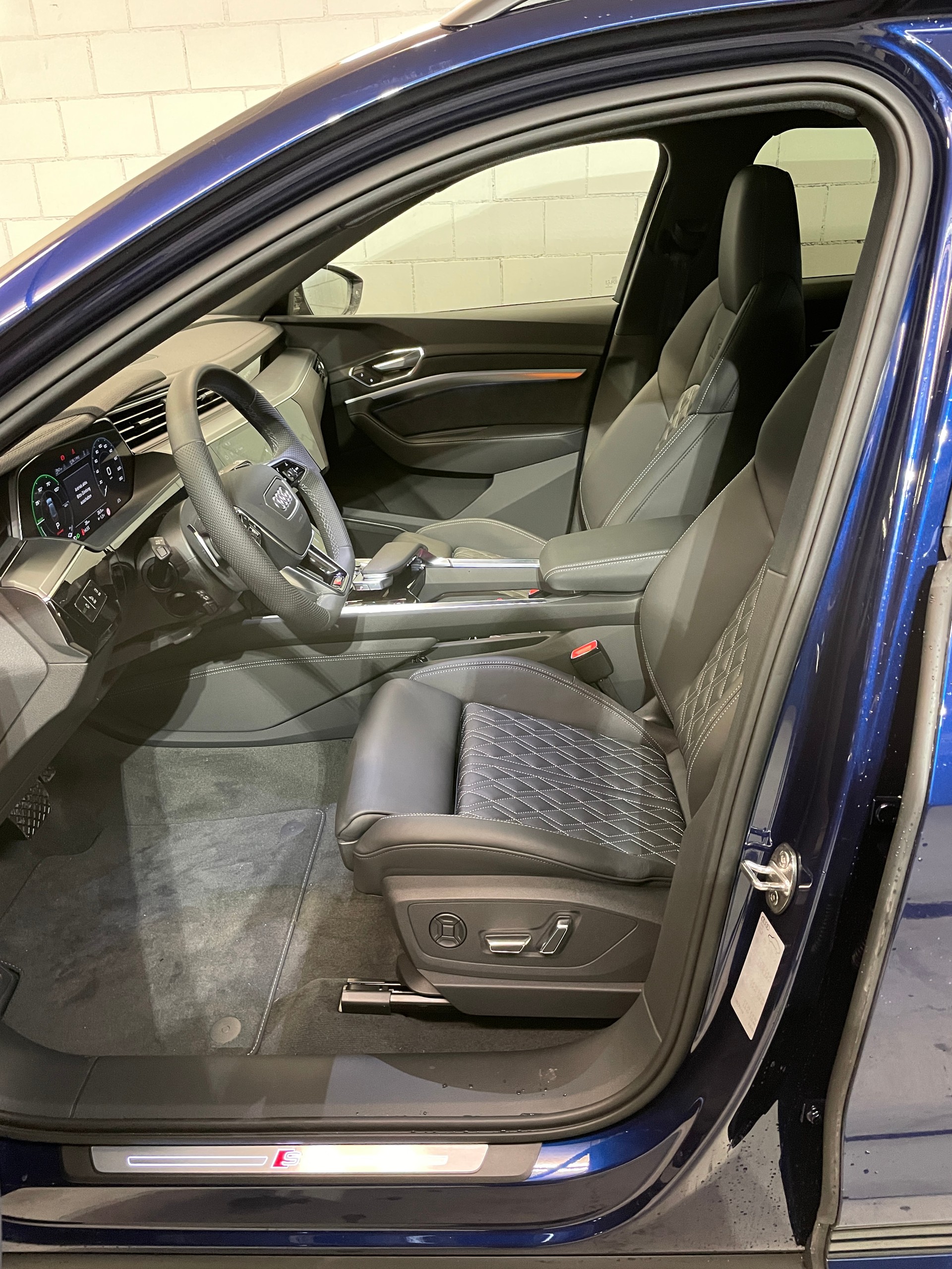 AUDI e-tron 55 S Line quattro-image-8