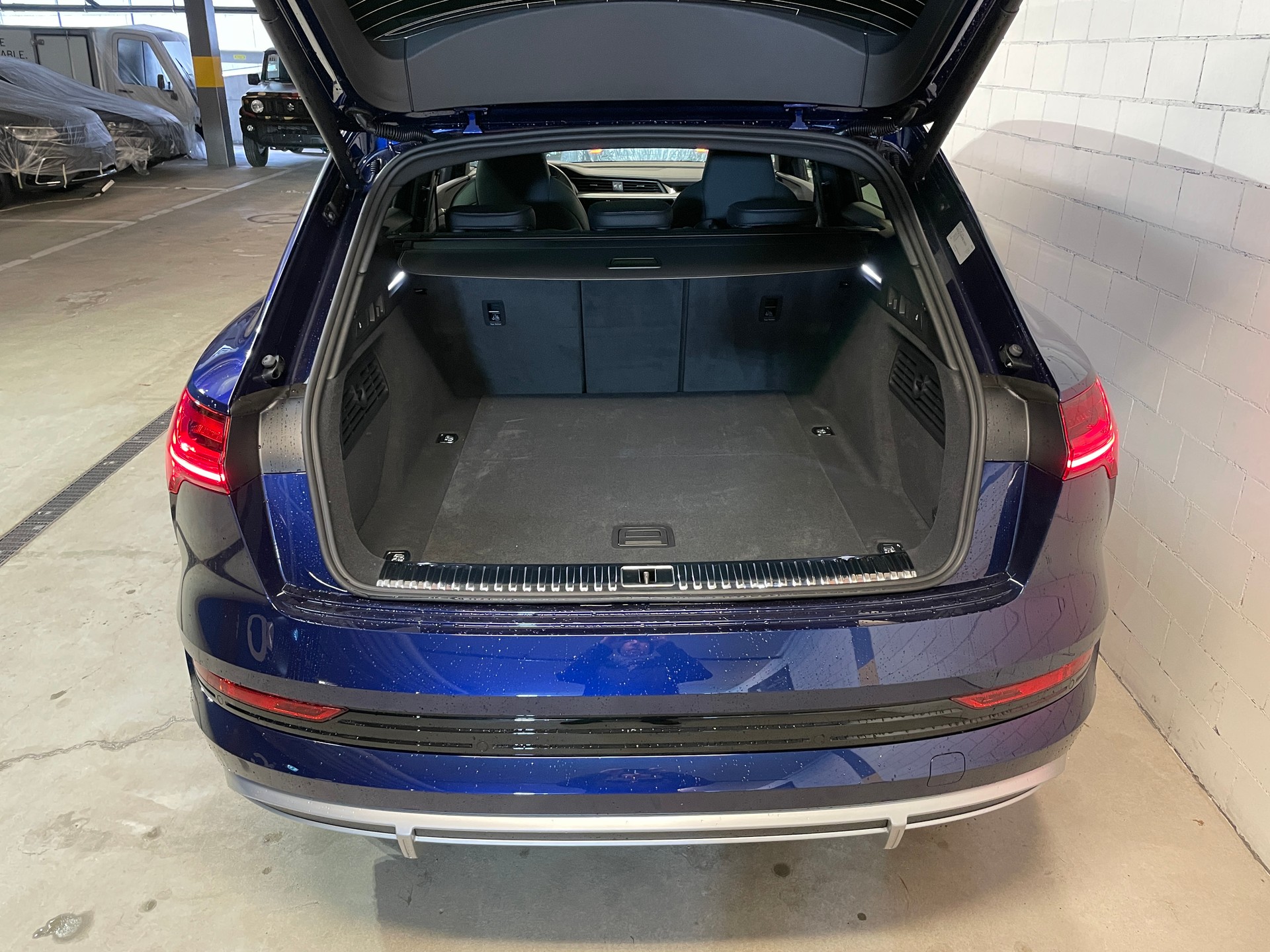 AUDI e-tron 55 S Line quattro-image-5
