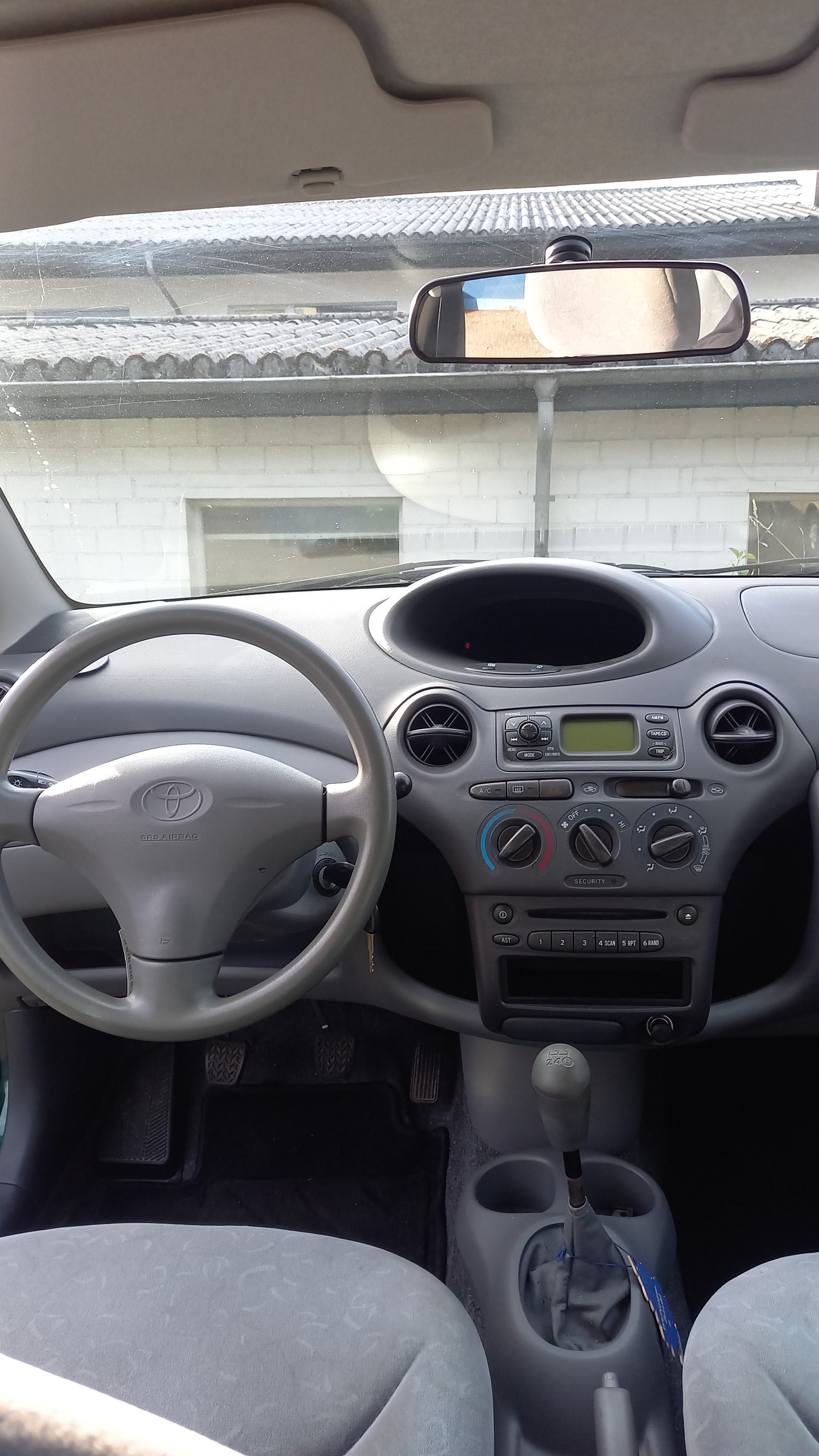 TOYOTA Yaris Linea Sol-image-2