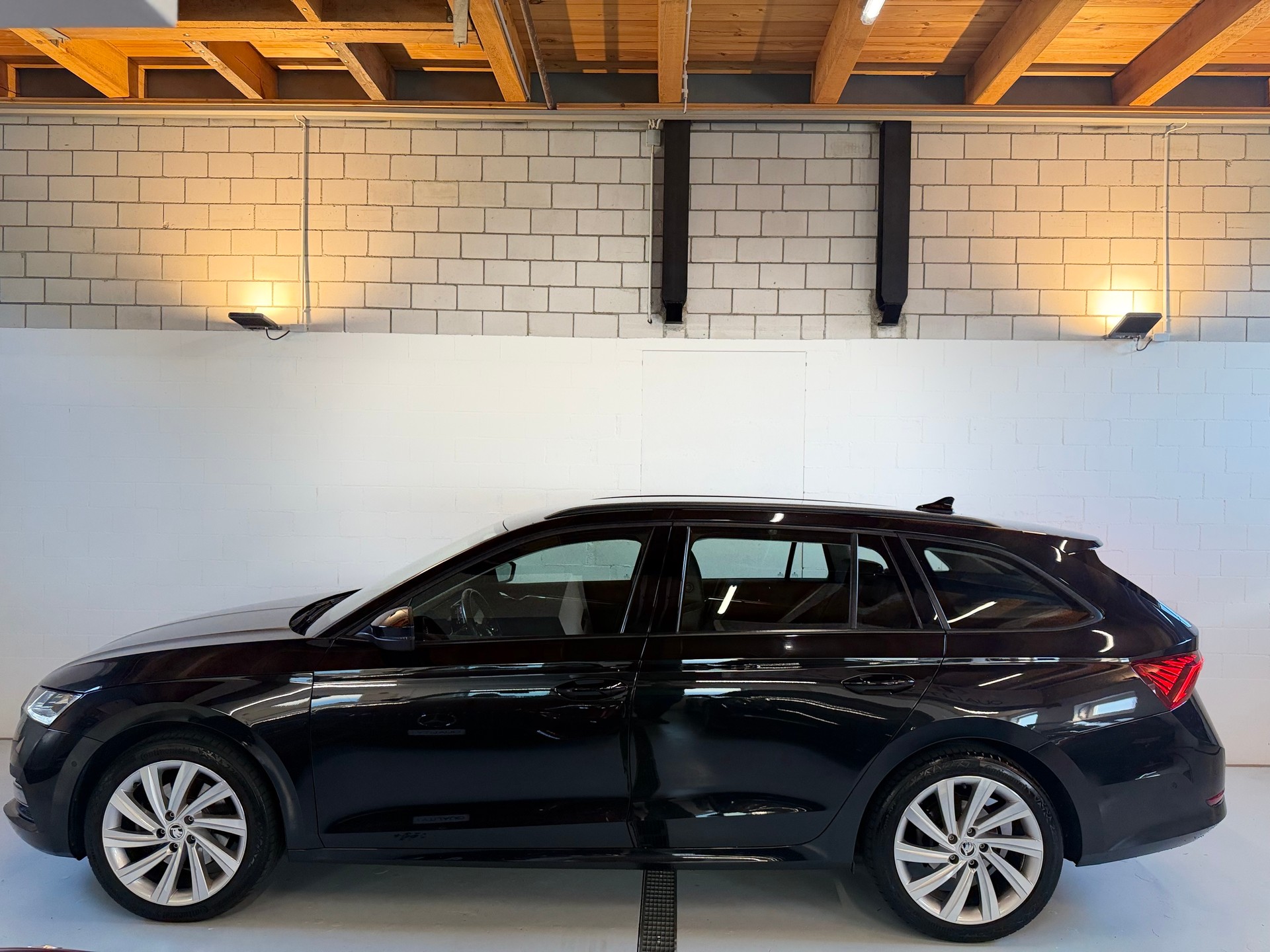 SKODA Octavia Combi 2.0 TDI DSG Style 4x4-image-2
