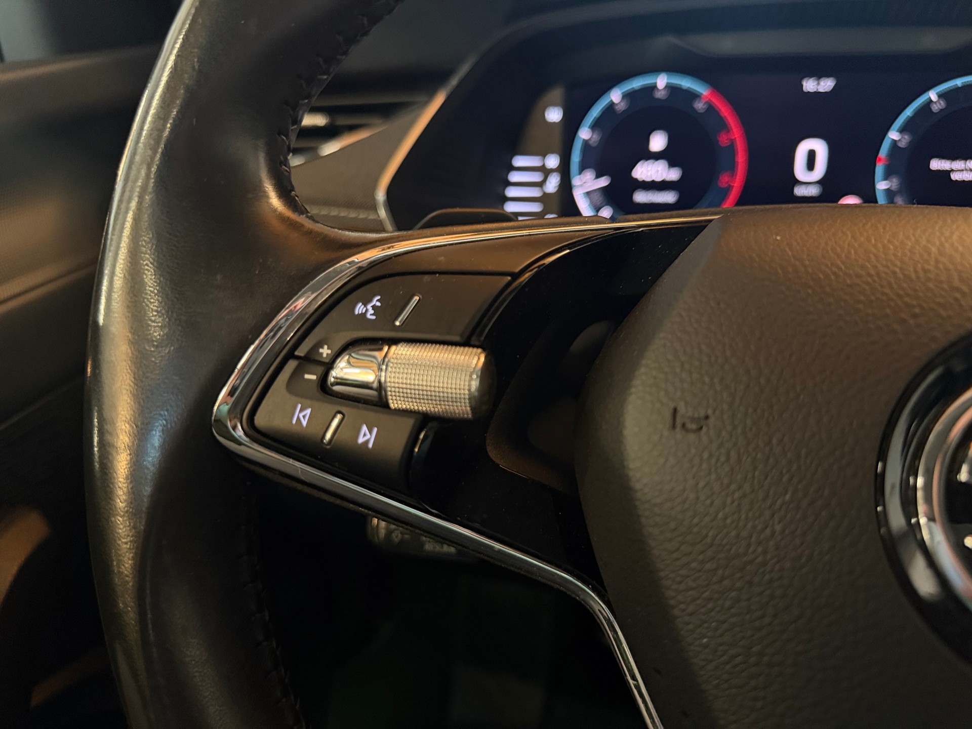 SKODA Octavia Combi 2.0 TDI DSG Style 4x4-image-19