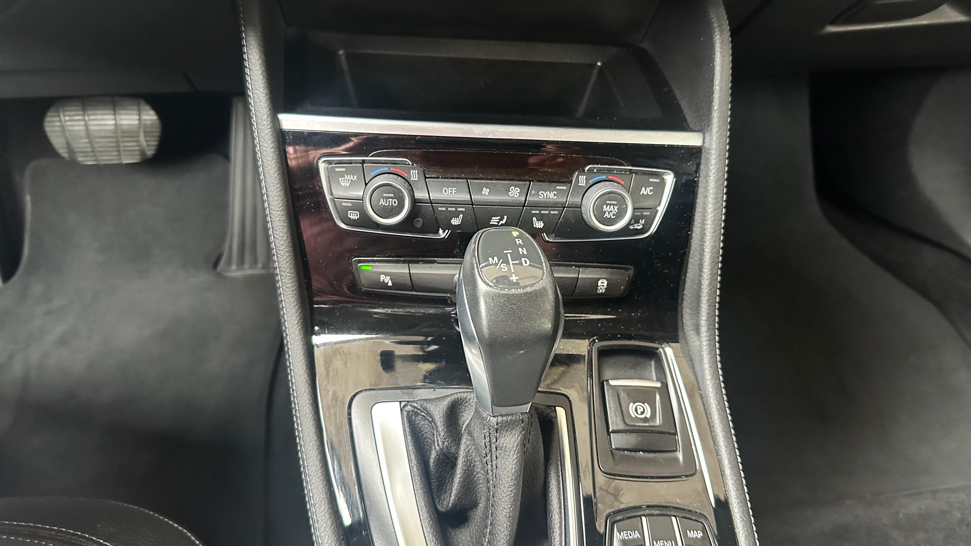 BMW 218d xDrive Active Tourer Luxury Line Steptronic-image-15