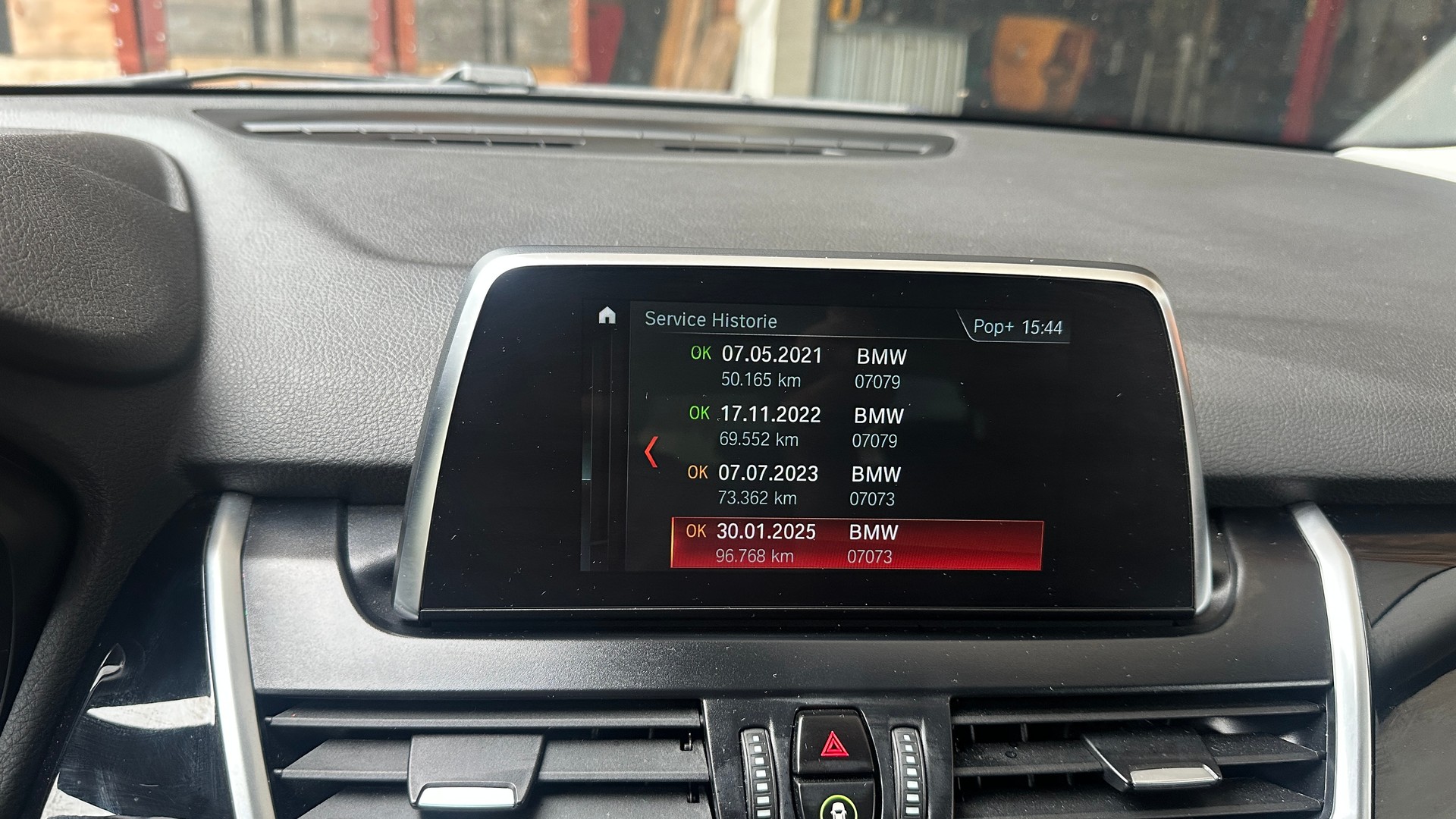 BMW 218d xDrive Active Tourer Luxury Line Steptronic-image-6