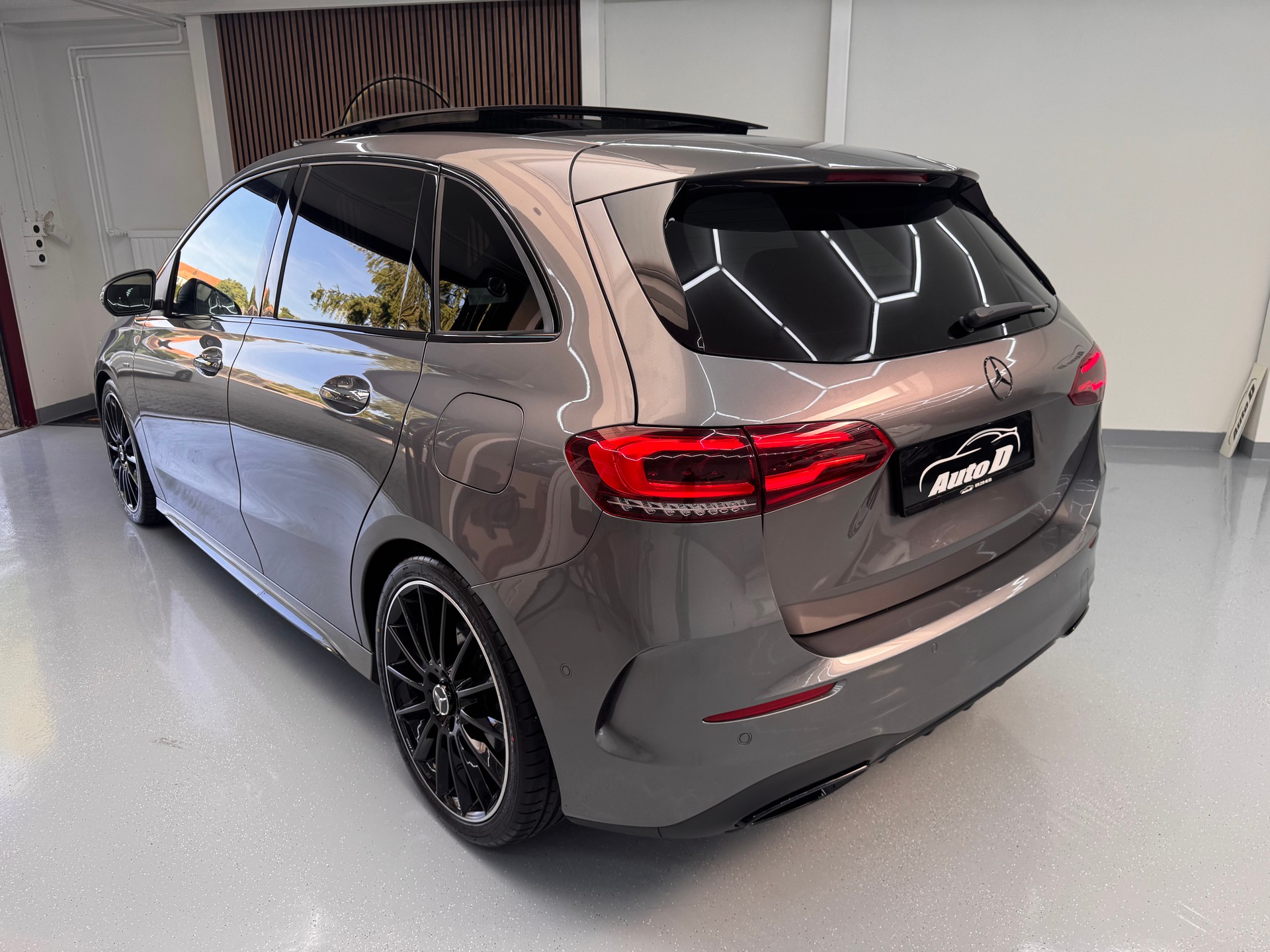 MERCEDES-BENZ B 220 d 4Matic AMG Line 8G-DCT-image-4