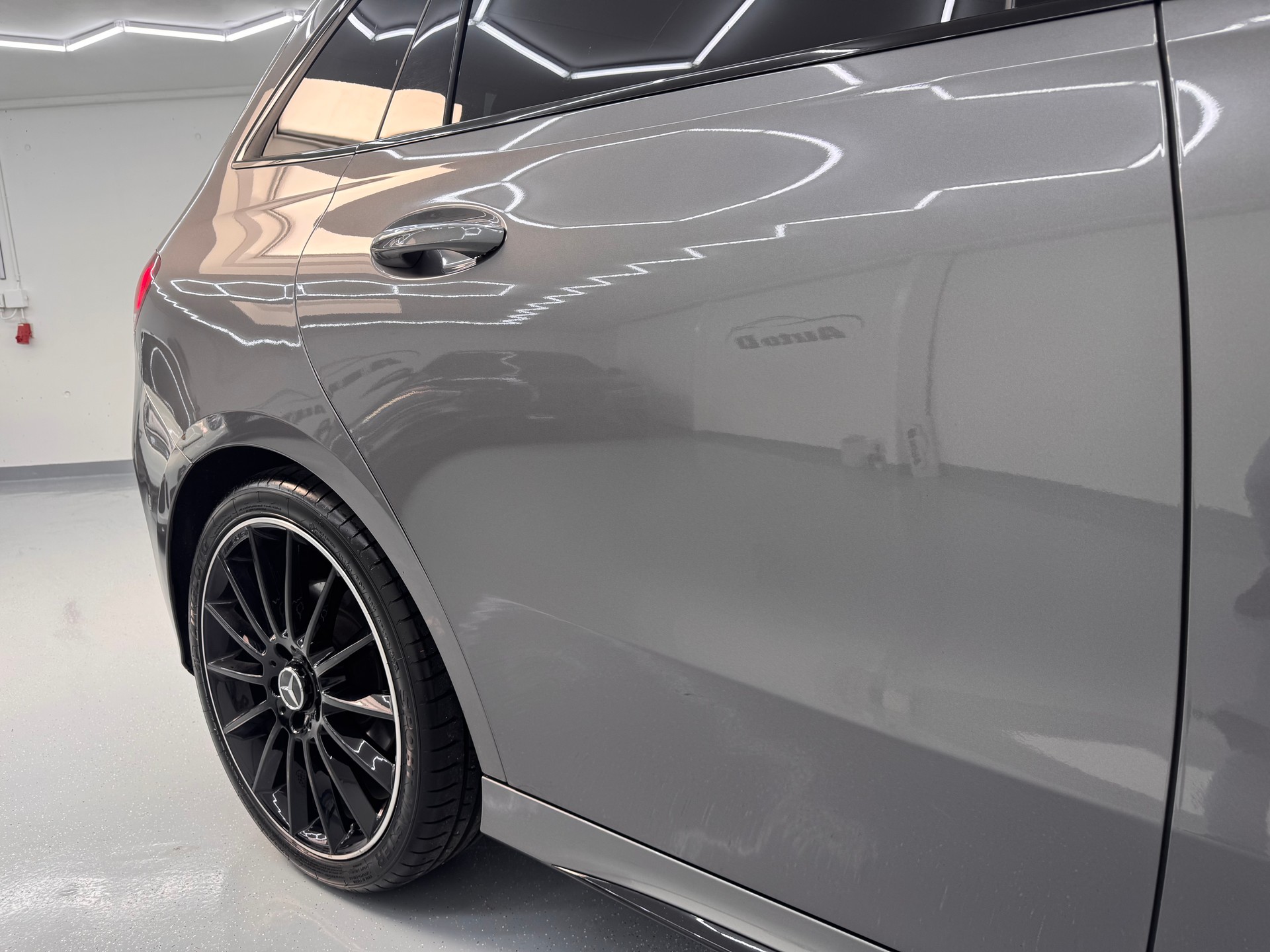 MERCEDES-BENZ B 220 d 4Matic AMG Line 8G-DCT-image-9
